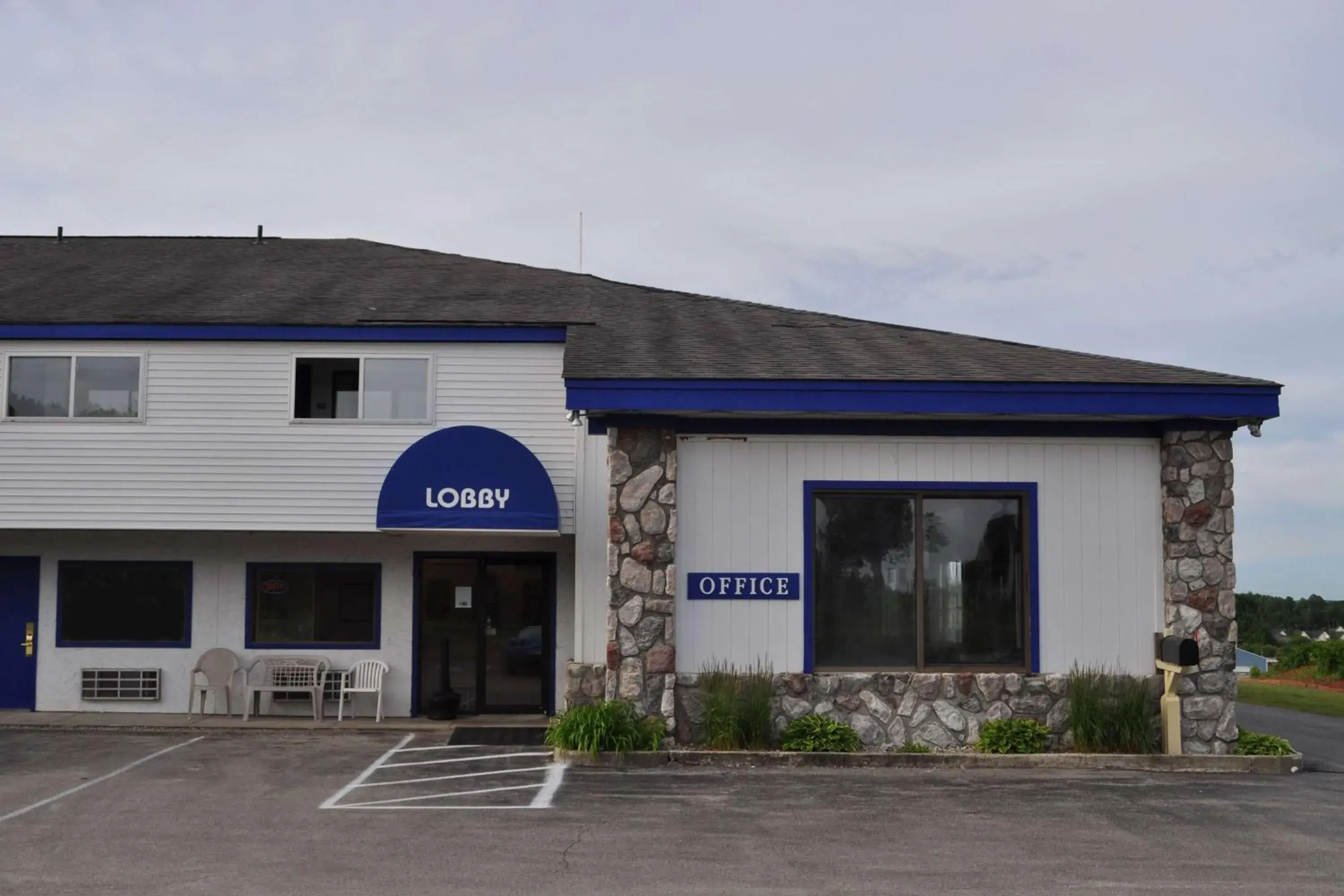 Property building in Super 8 by Wyndham Petoskey Property building in Super 8 by Wyndham Petoskey