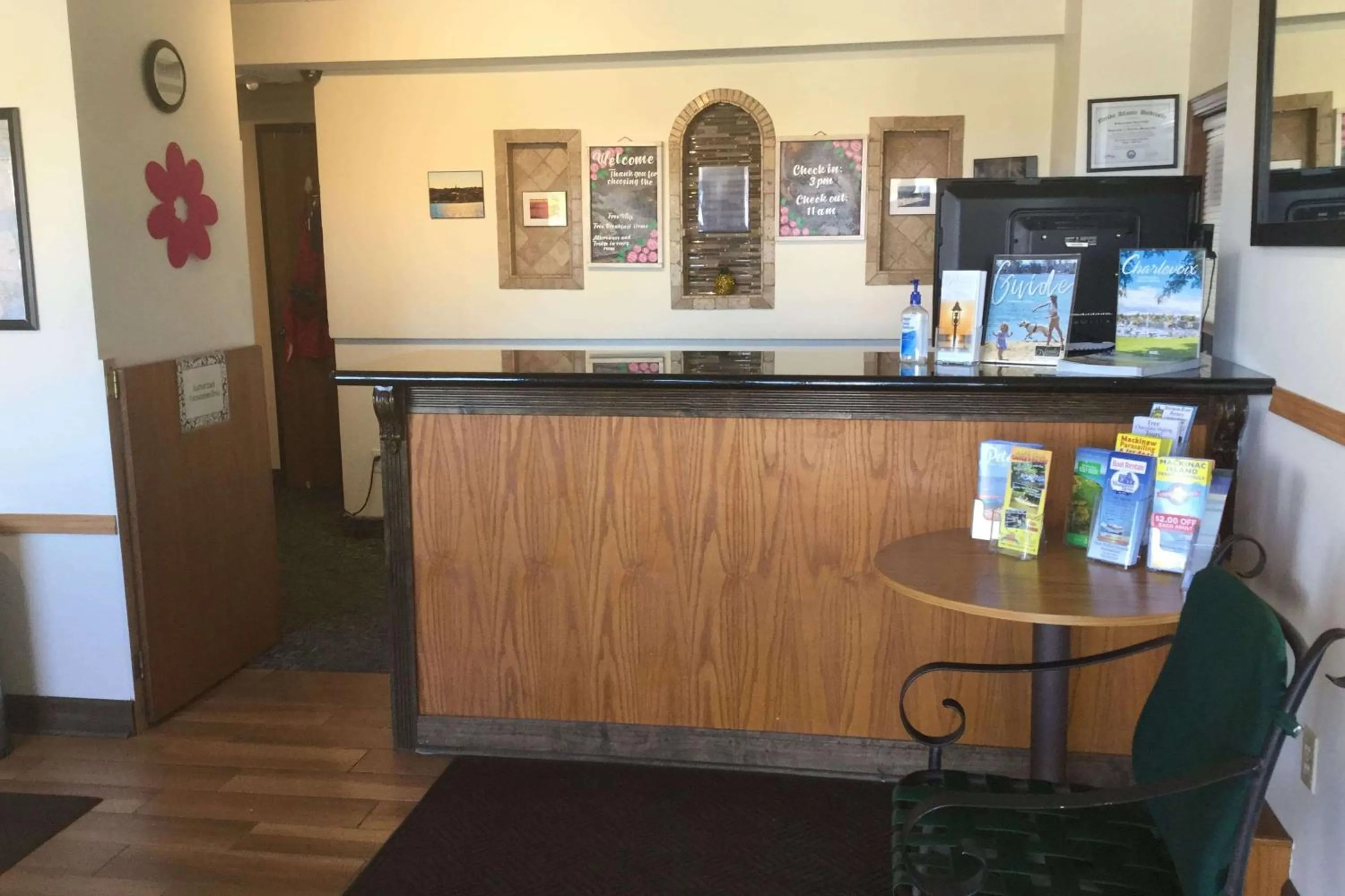 Lobby or reception in Super 8 by Wyndham Petoskey