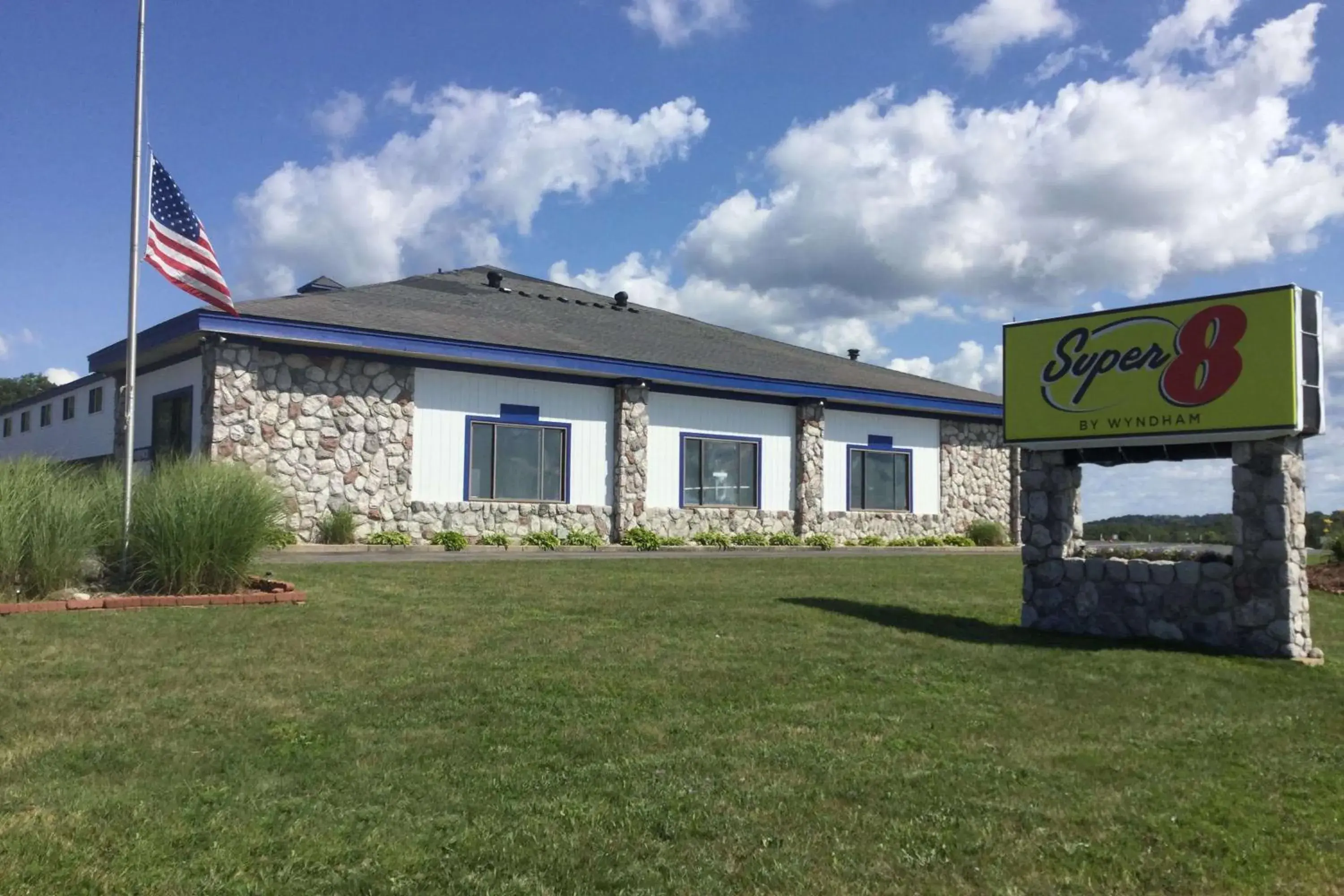Property building in Super 8 by Wyndham Petoskey Property building in Super 8 by Wyndham Petoskey