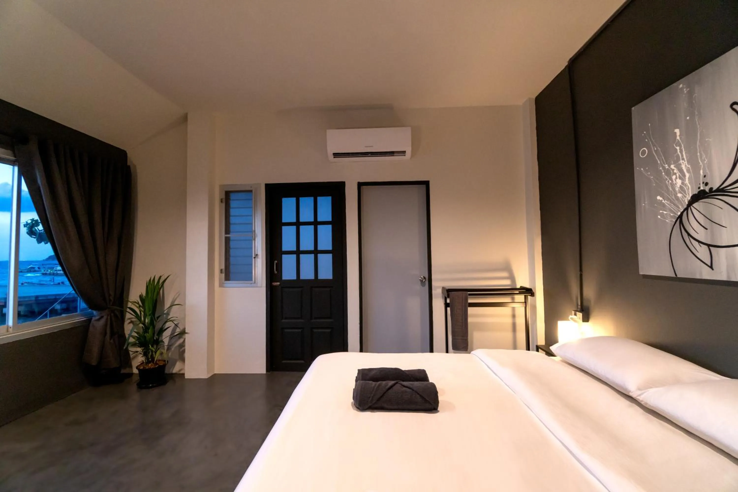 Photo of the whole room, Bed in Sunrise Koh Tao