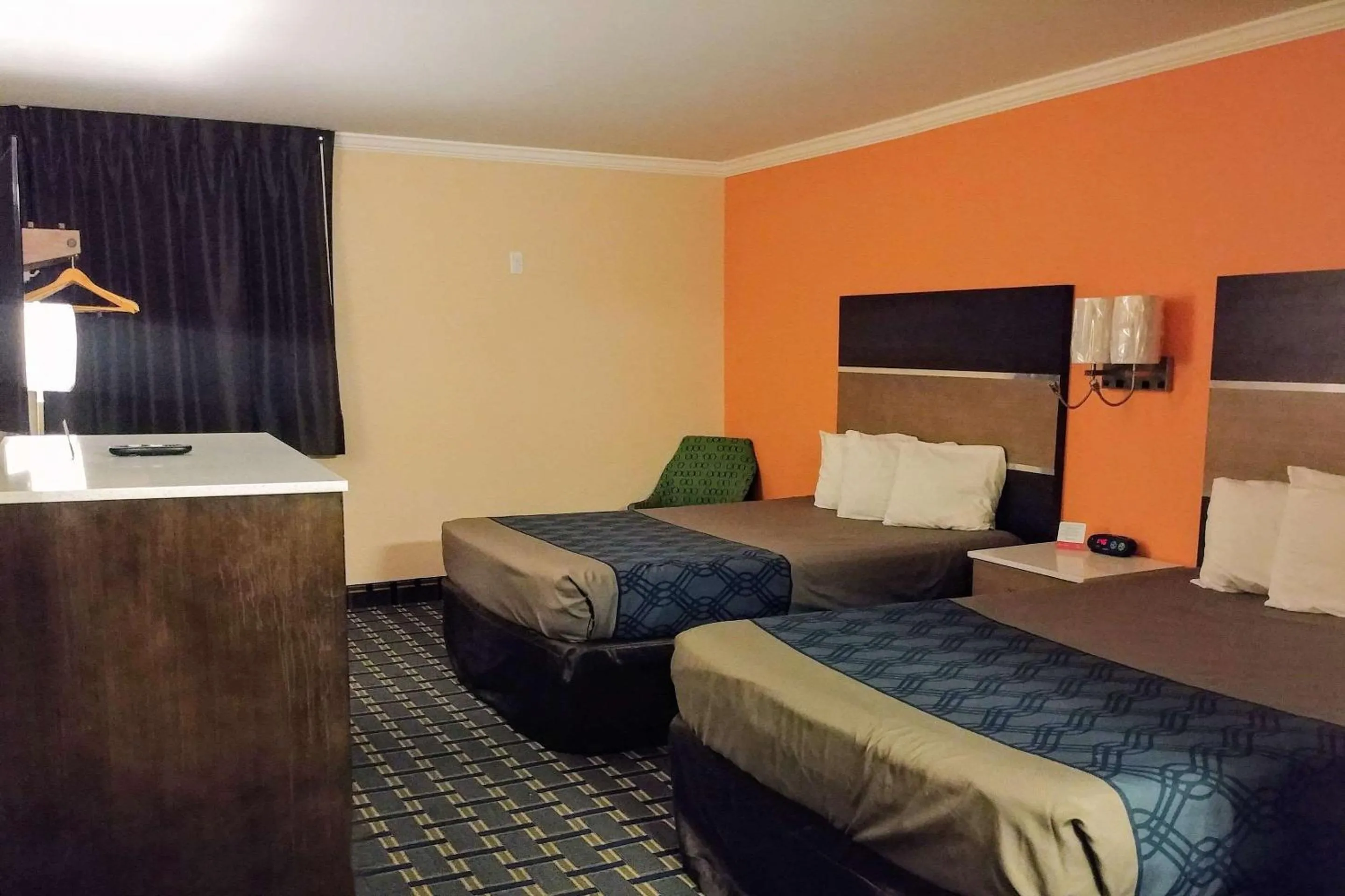 Bedroom, Bed in Econo Lodge Milldale - Southington