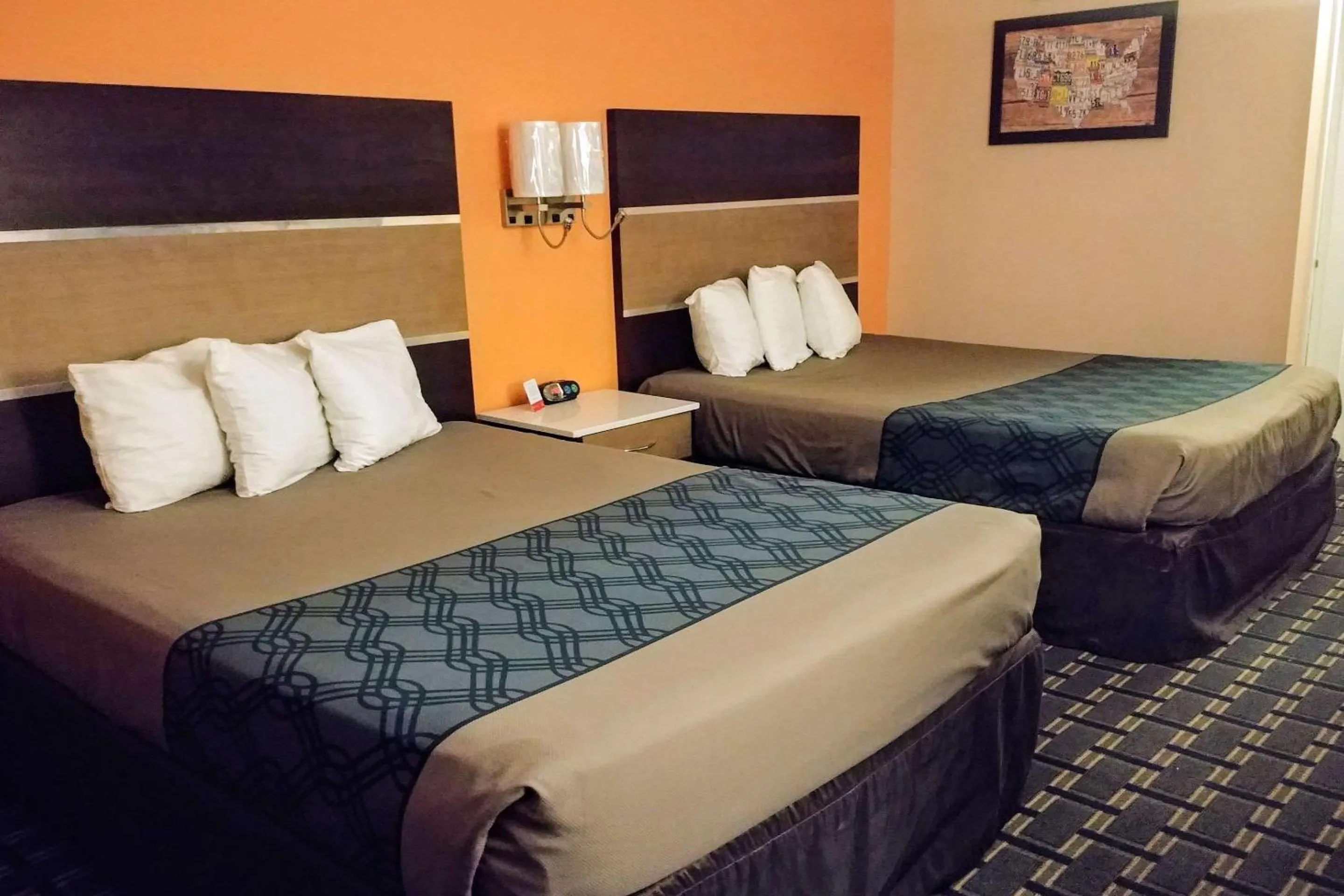 Bedroom, Bed in Econo Lodge Milldale - Southington