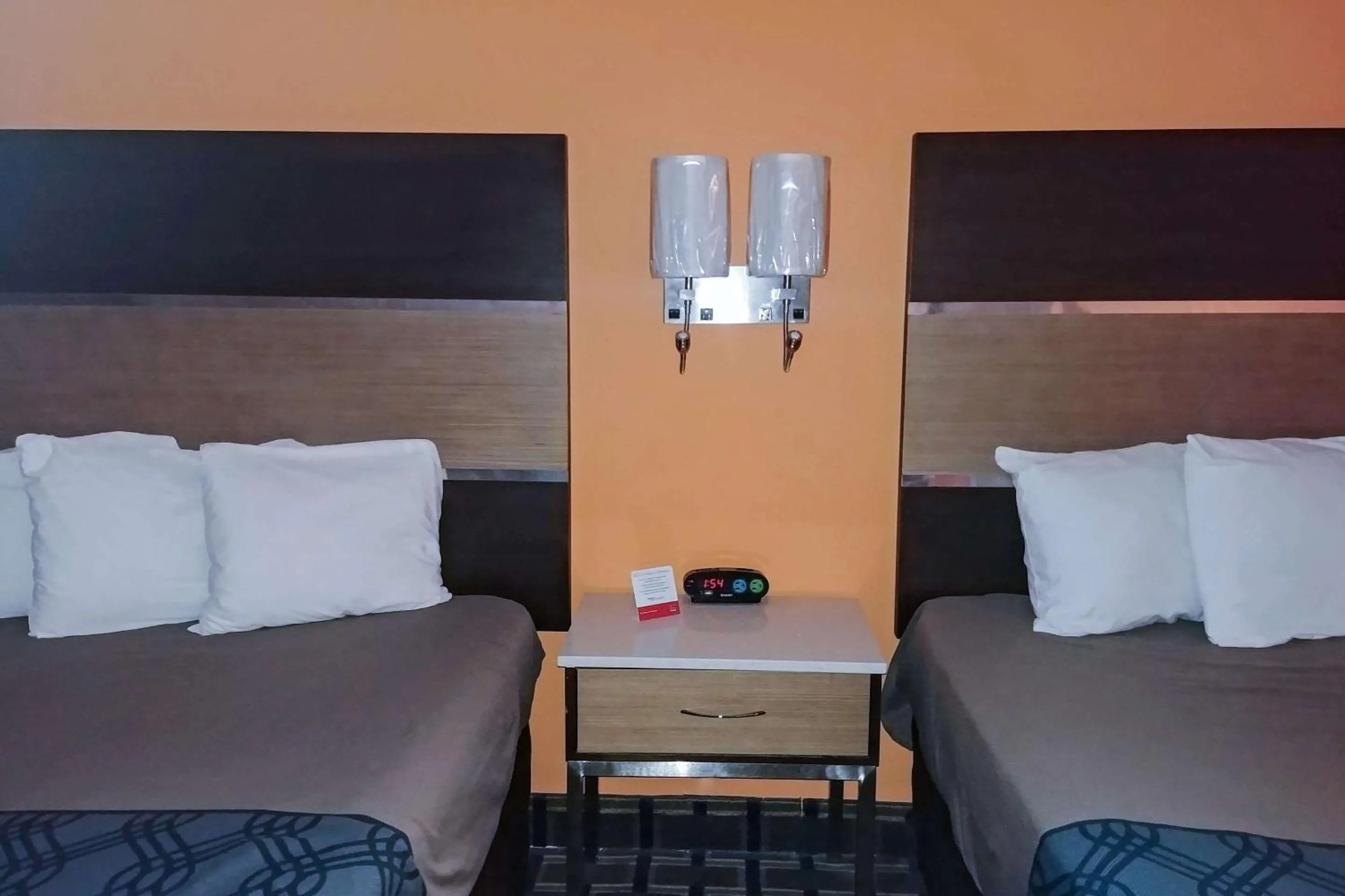 Bedroom, Bed in Econo Lodge Milldale - Southington