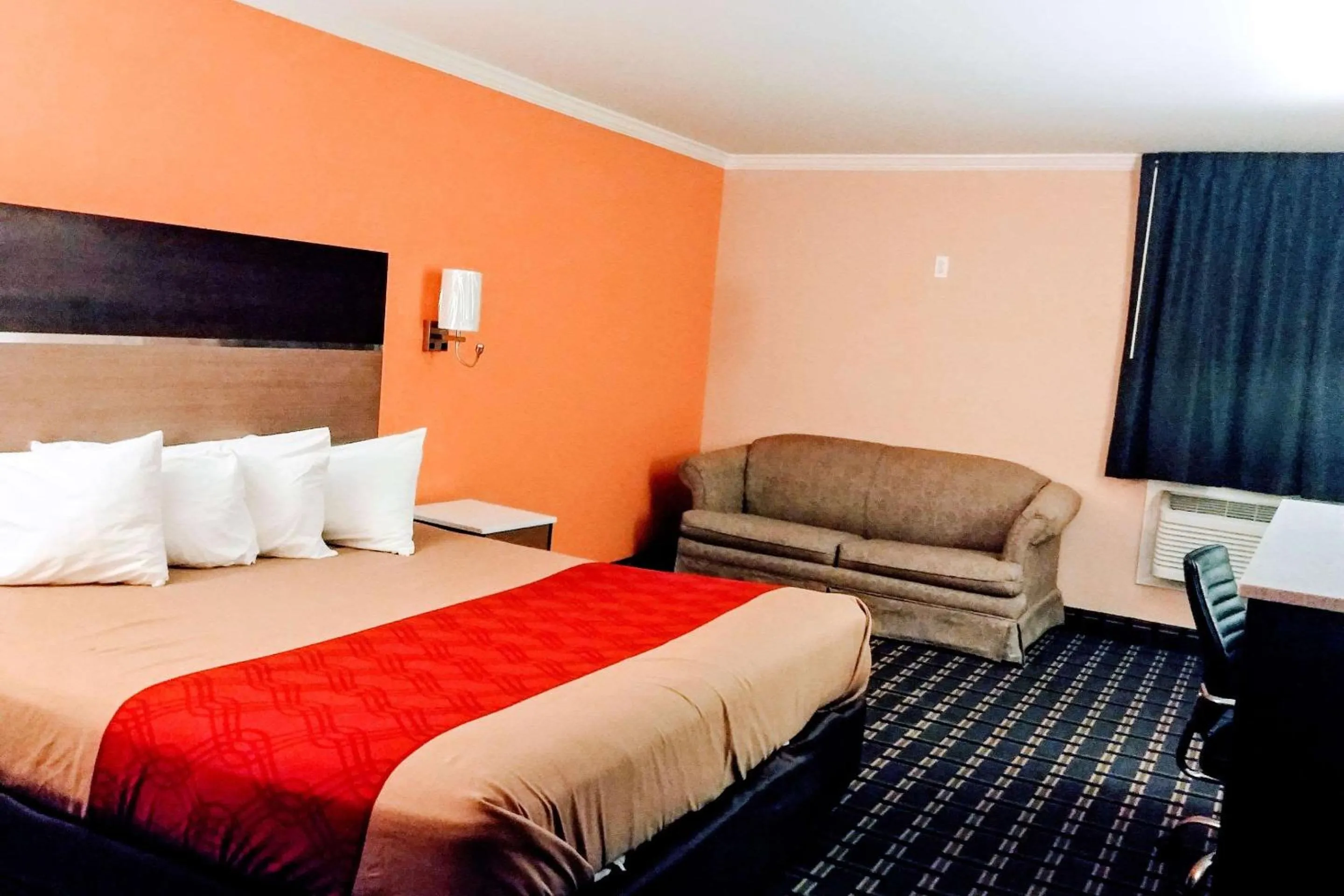 Bedroom, Bed in Econo Lodge Milldale - Southington