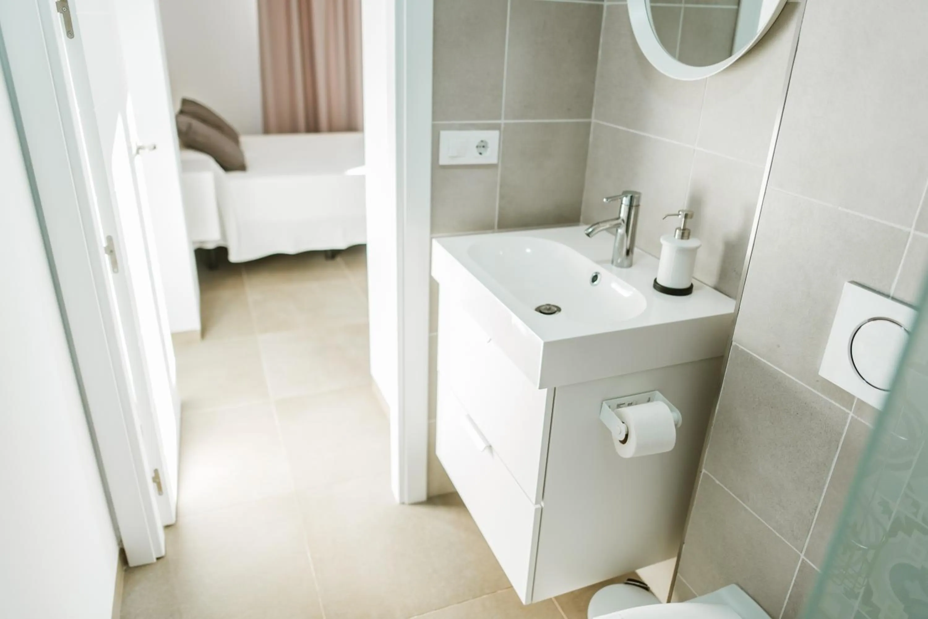 Shower, Bed in Apartamentos ZHR