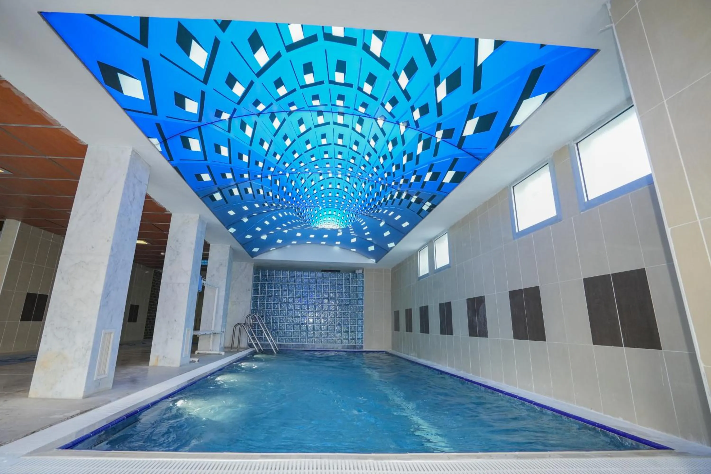 Swimming pool in Balcova Termal Hotel