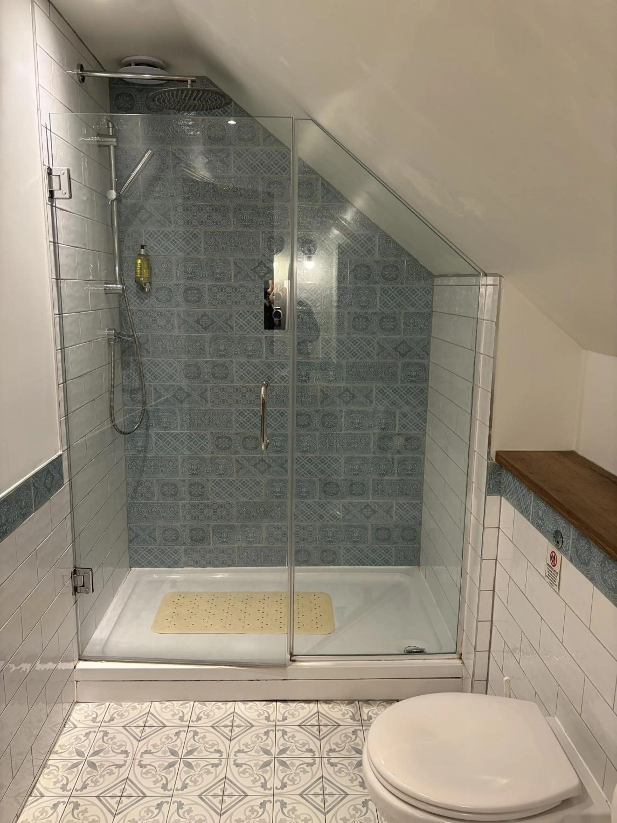 Bathroom in The Walhampton Arms