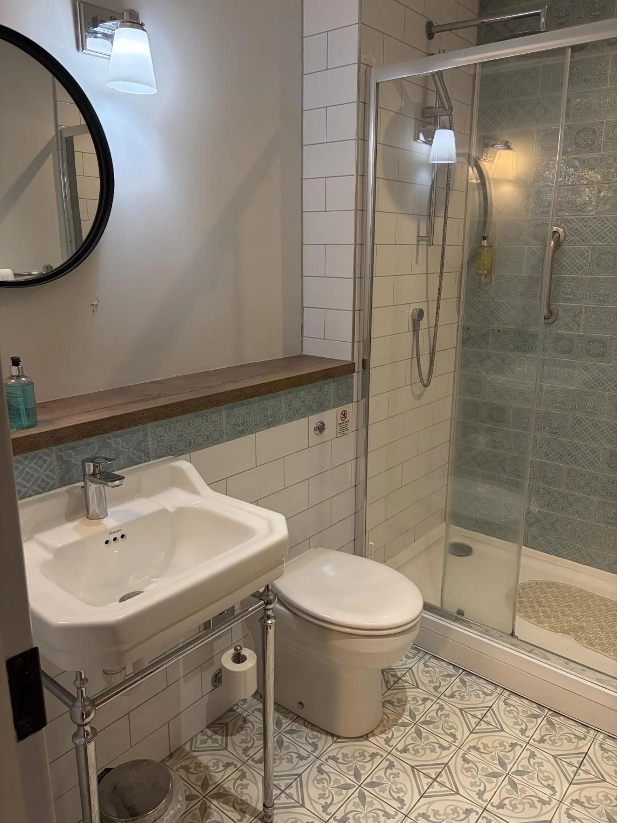 Bathroom in The Walhampton Arms