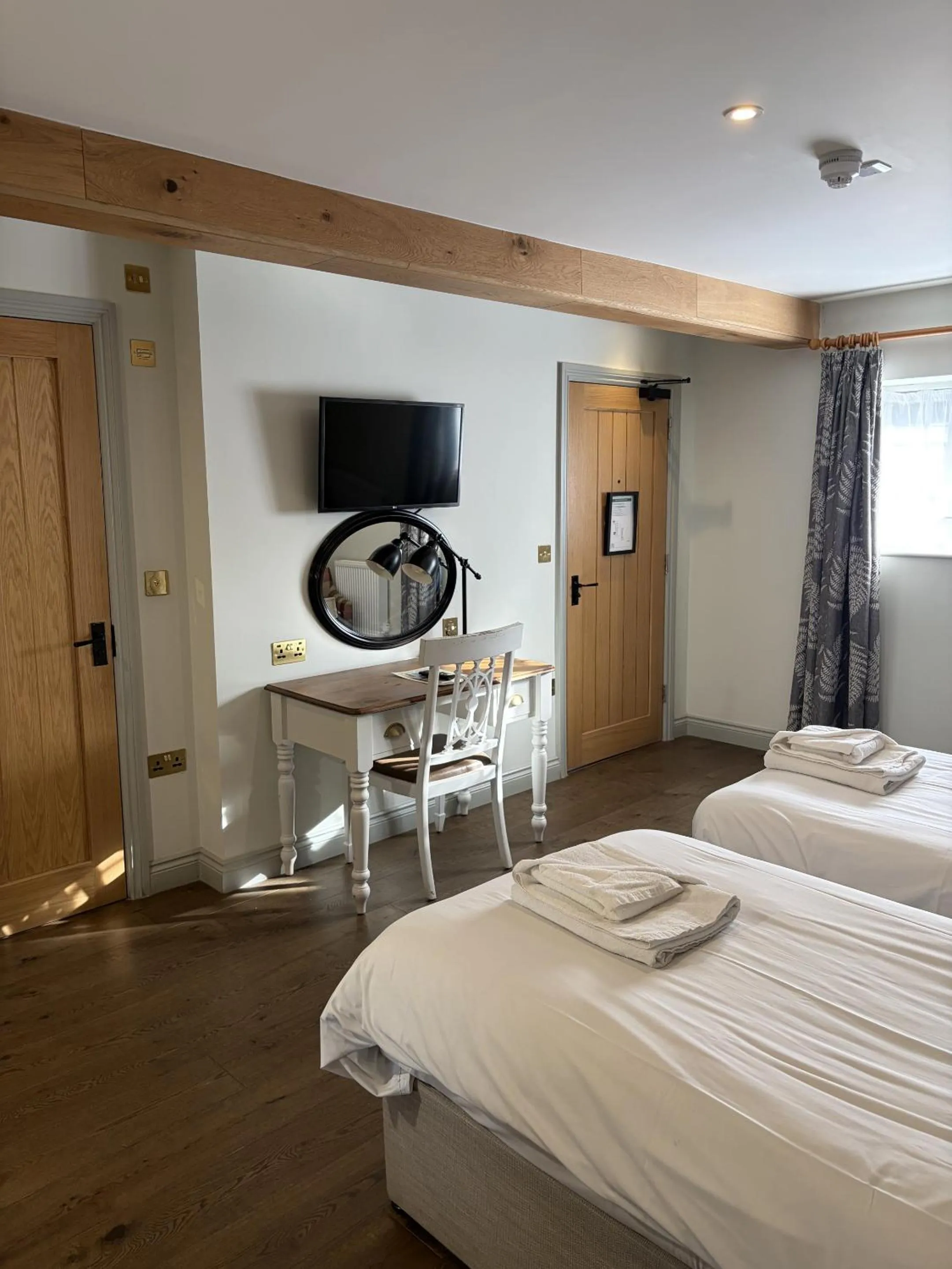 Bedroom, Bed in The Walhampton Arms