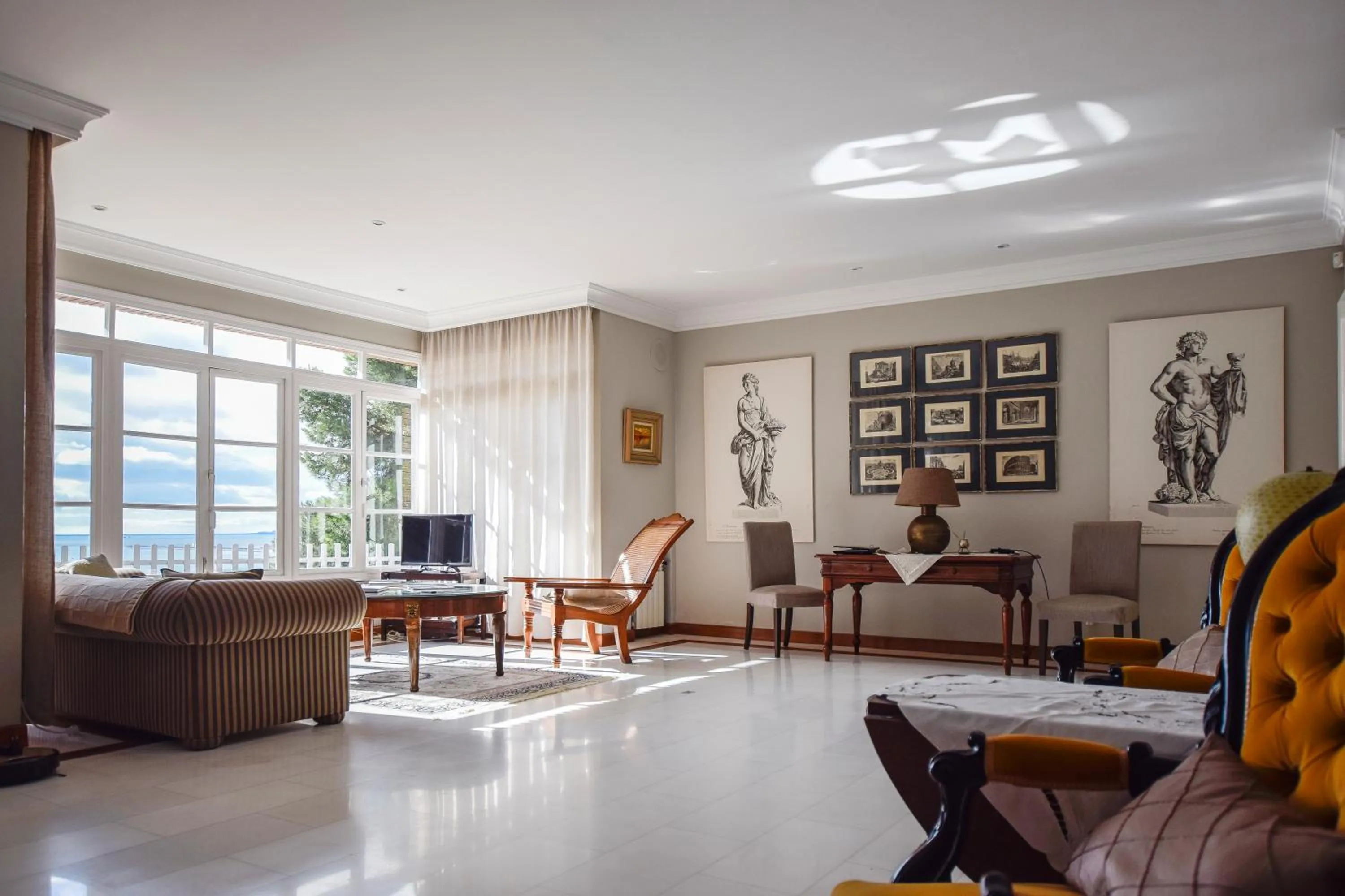 Communal lounge/ TV room in Villa Antumalal B&B