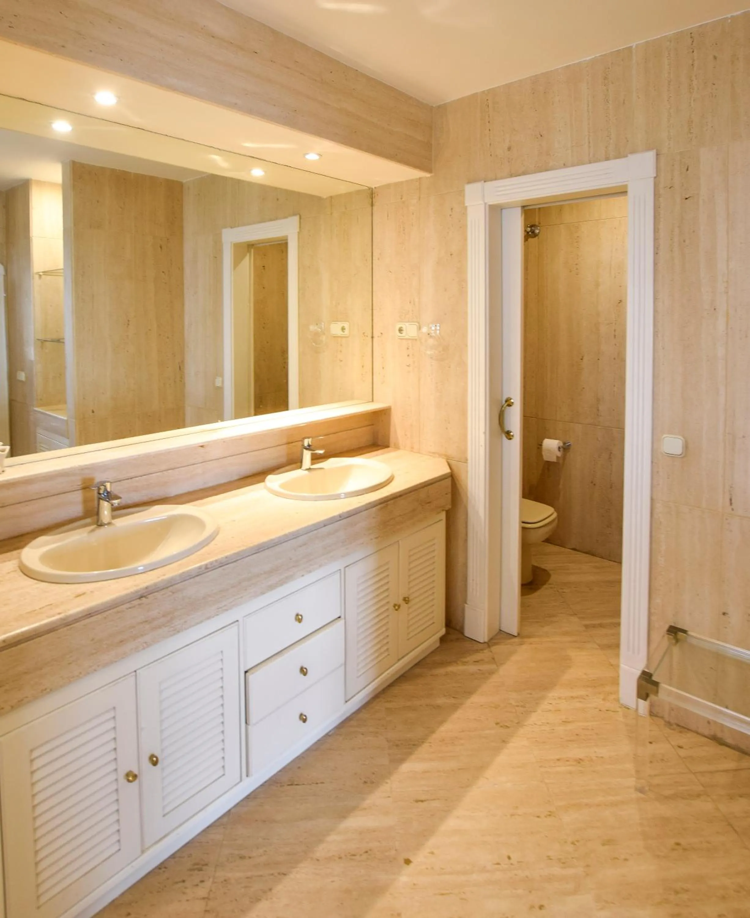 Bathroom in Villa Antumalal B&B