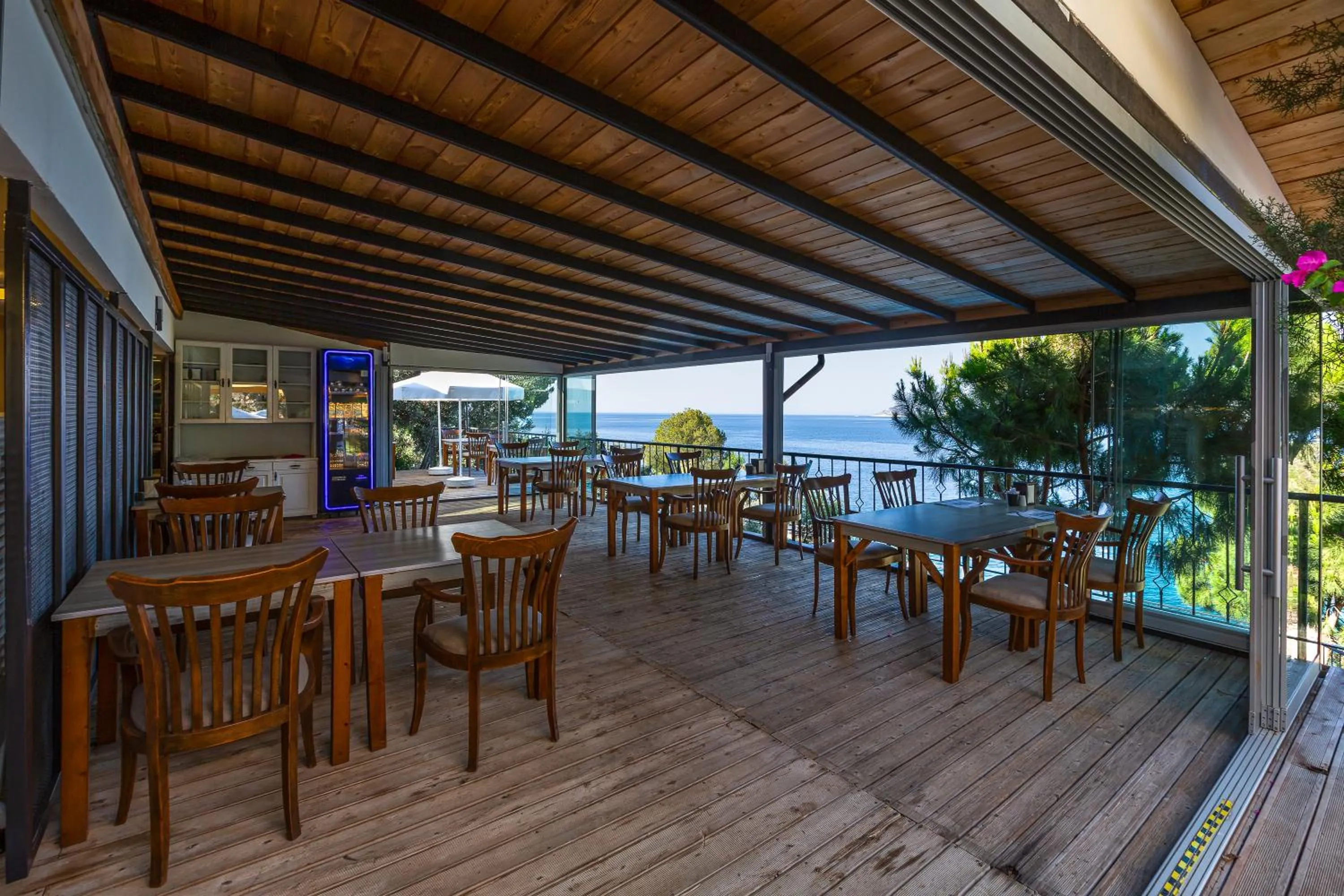 Restaurant/places to eat in Kulube Hotel
