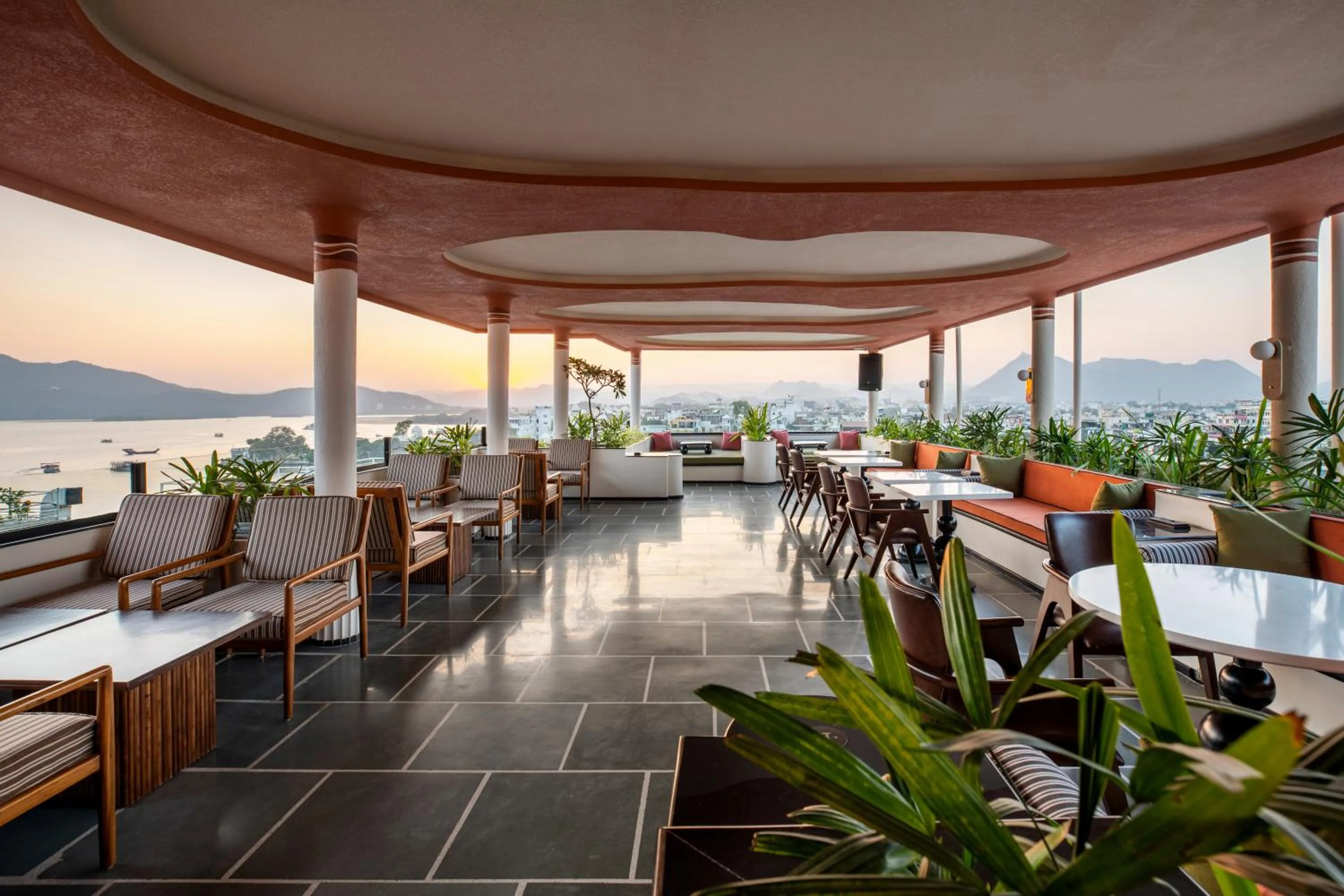 Restaurant/places to eat in The Red Pier - My Downtown Hotels