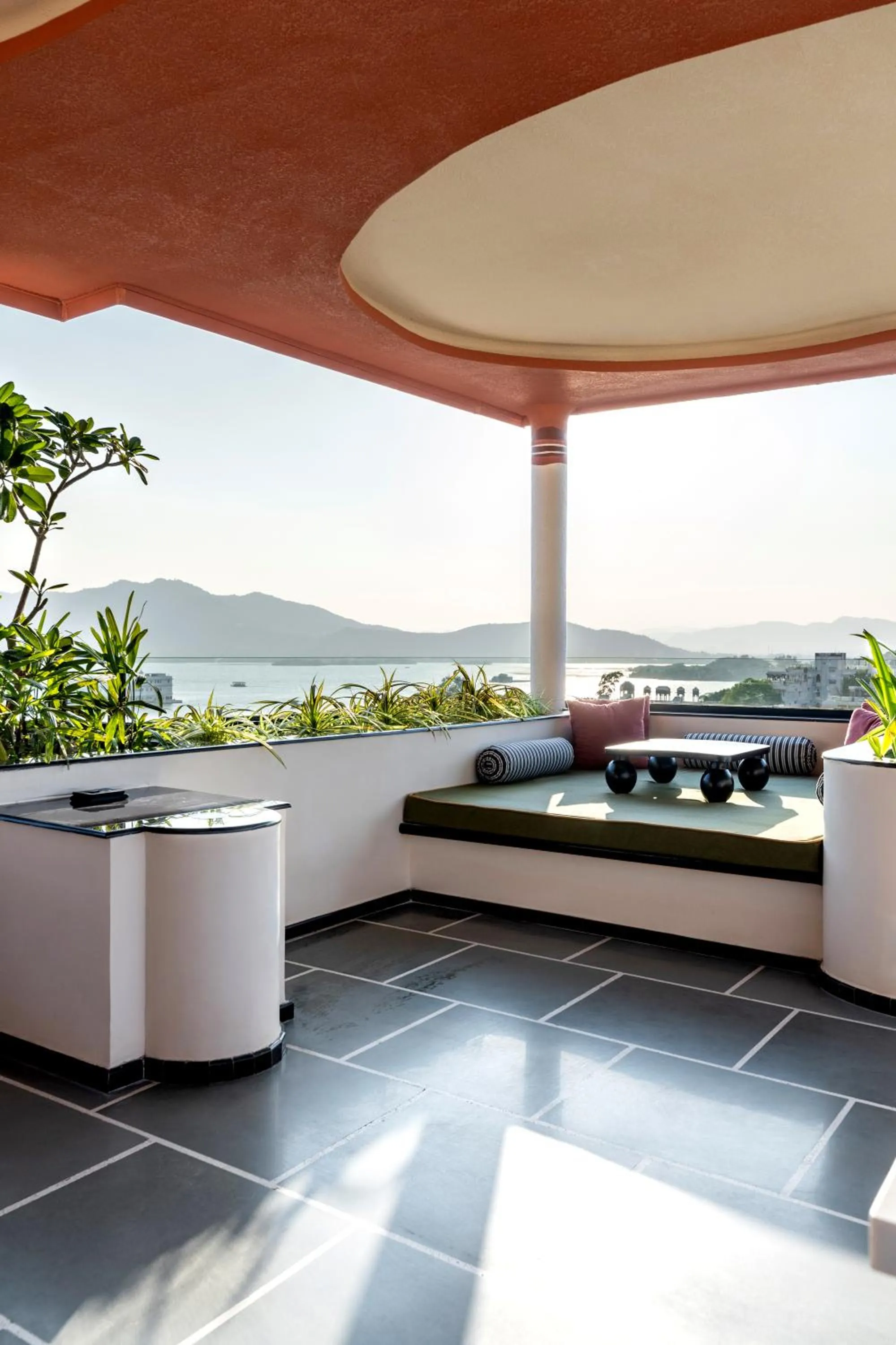 Restaurant/places to eat in The Red Pier - My Downtown Hotels