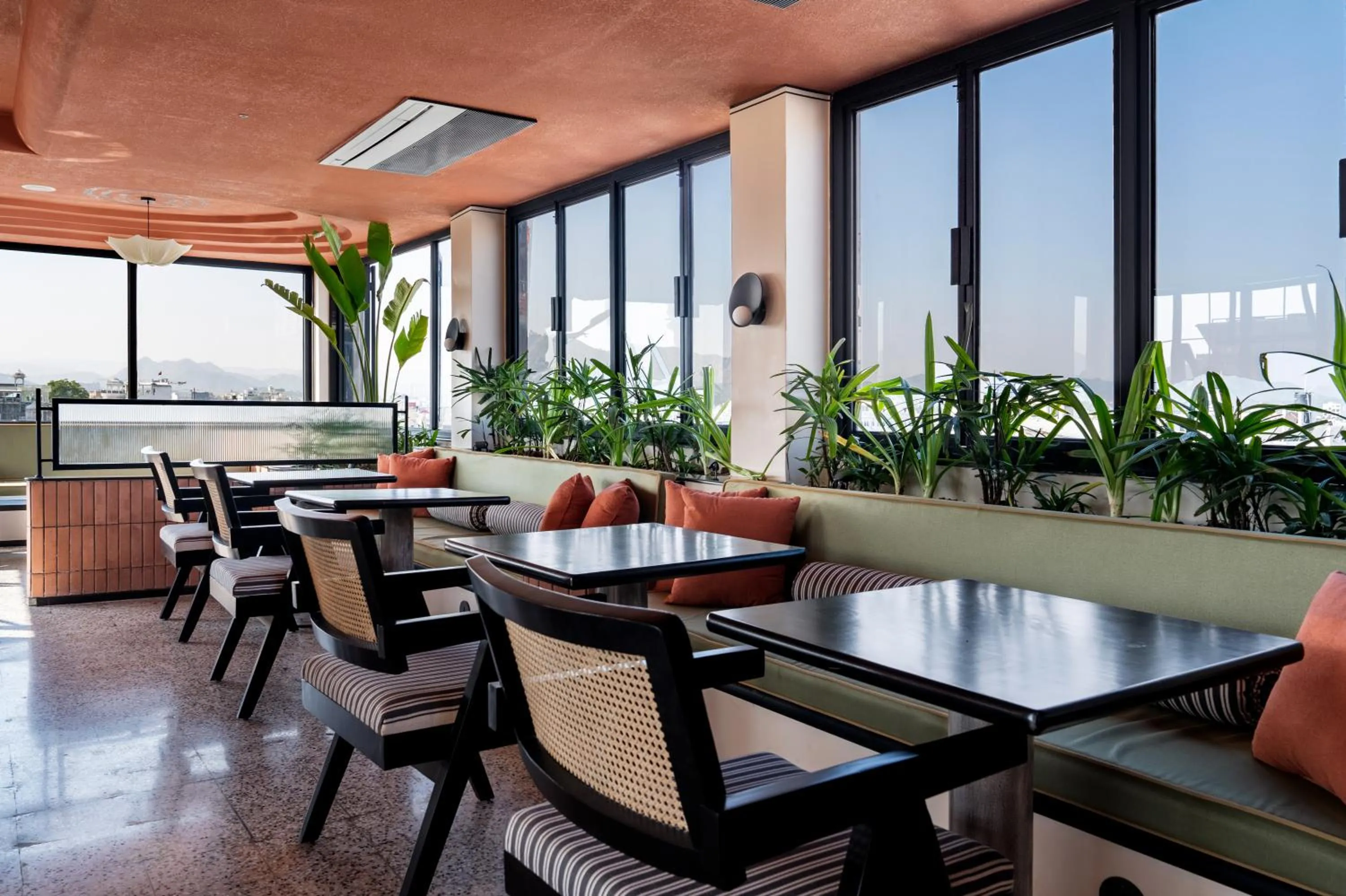 Restaurant/places to eat in The Red Pier - My Downtown Hotels