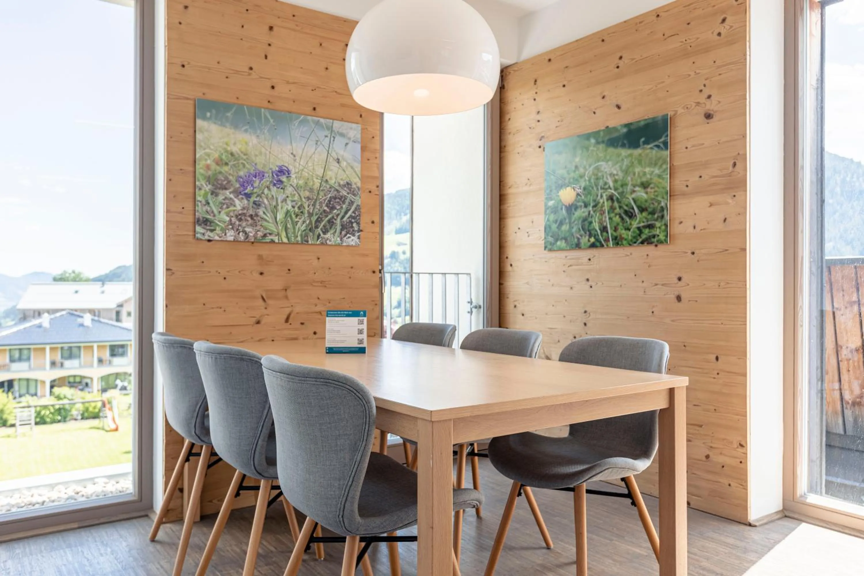 Dining area in Alpenrock Schladming by ALPS RESORTS