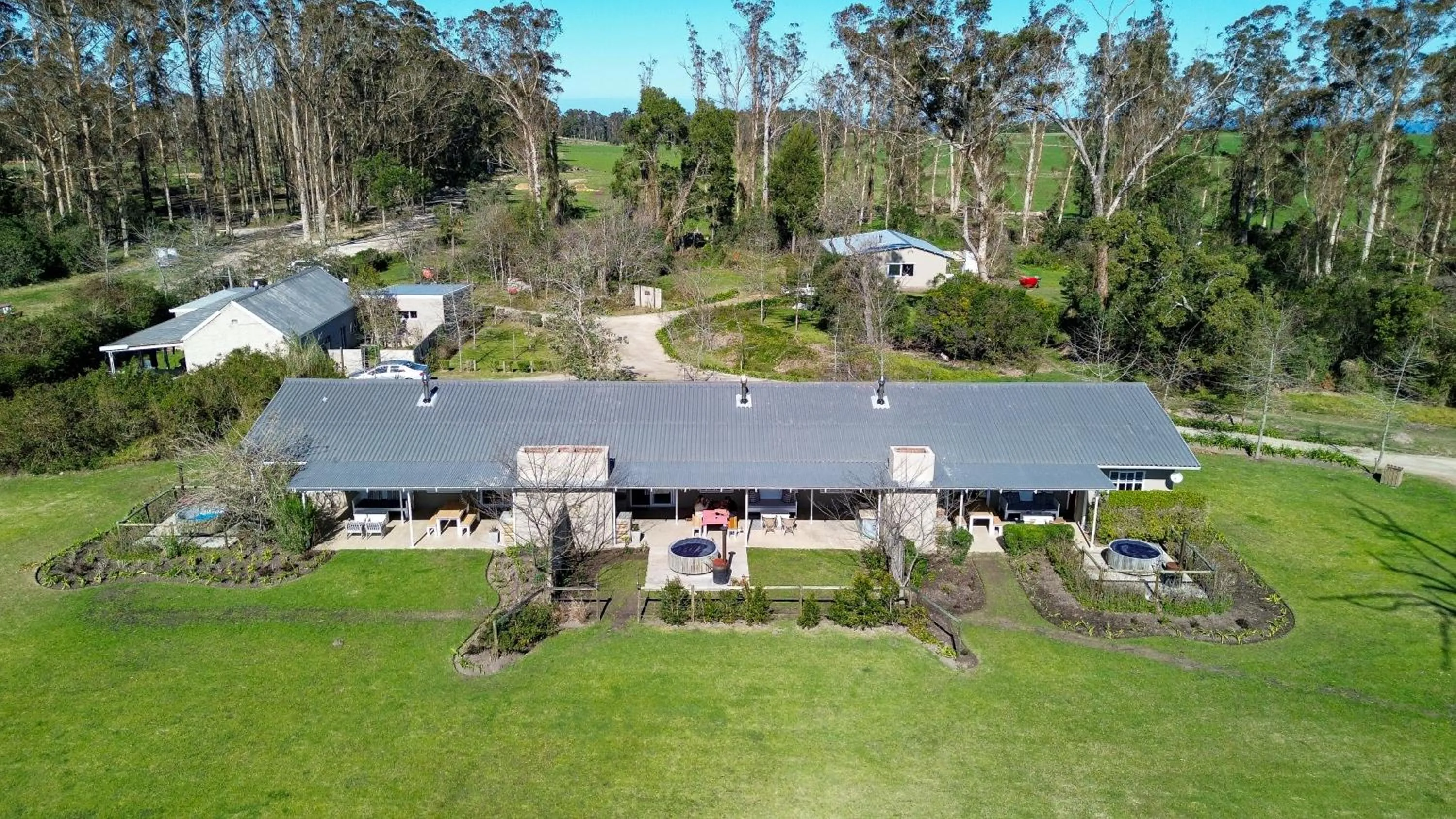 Property building in Oakhurst Farm Cottages