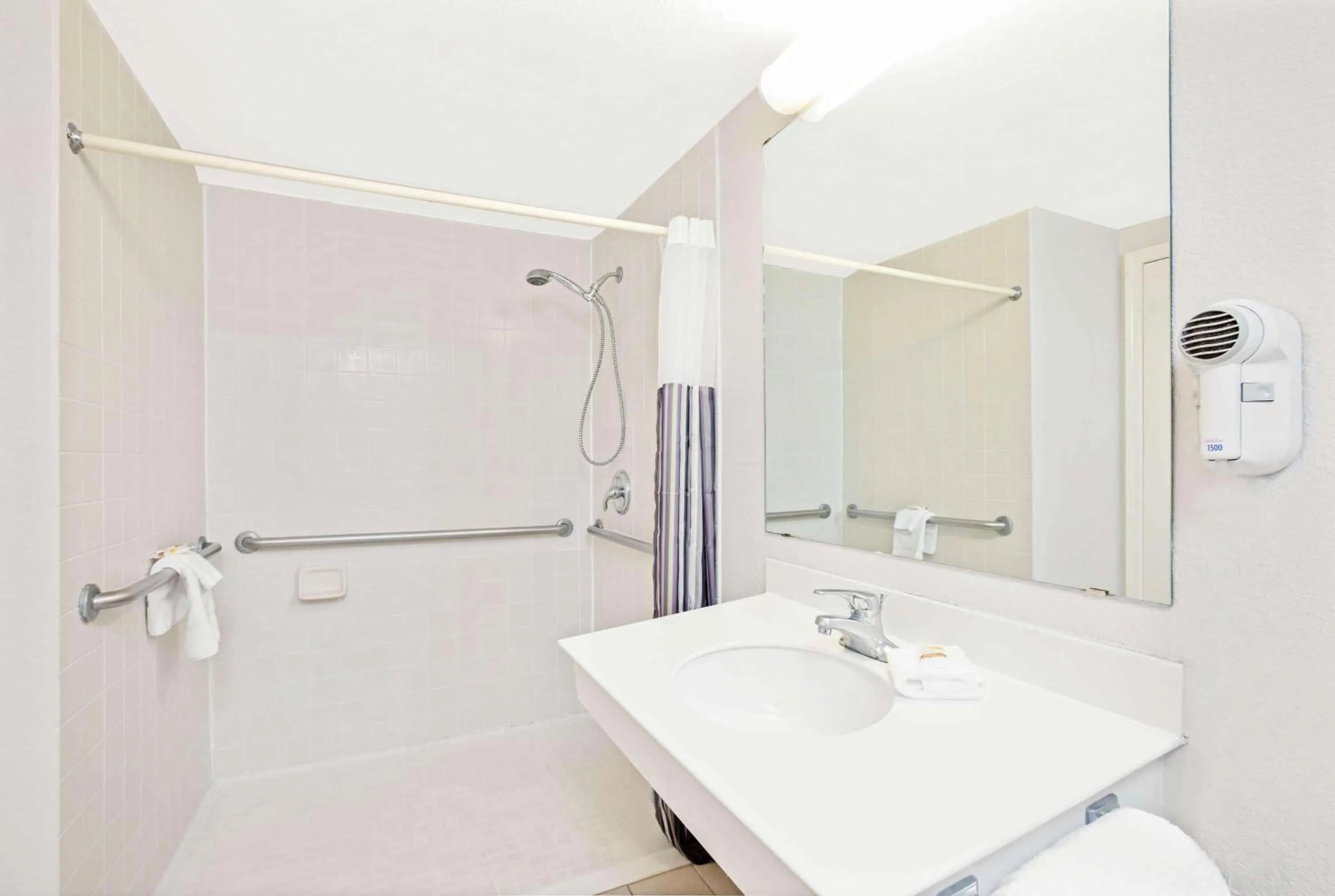 Shower in La Quinta Inn by Wyndham El Paso Cielo Vista