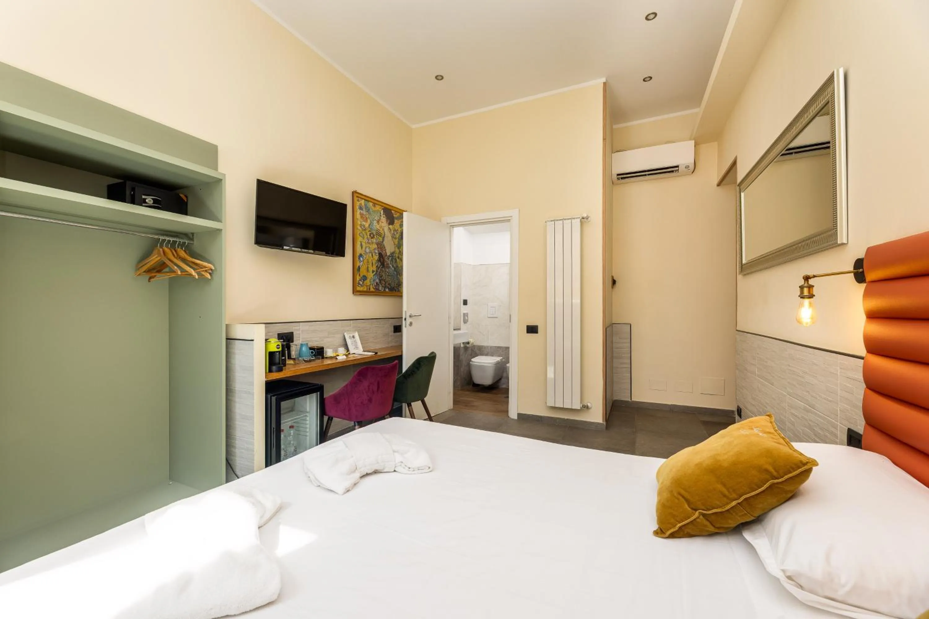 Bedroom, Bed in Seven