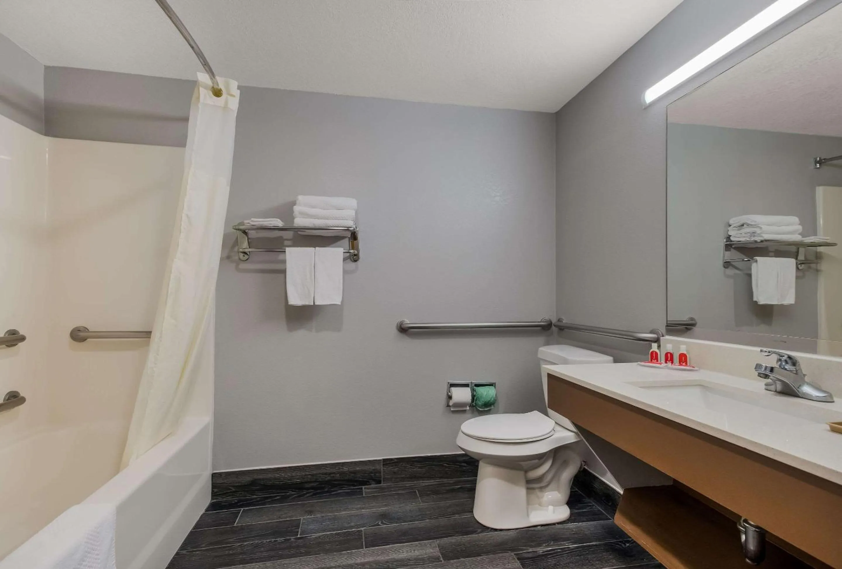 Bedroom in Econo Lodge Inn & Suites Diamondhead