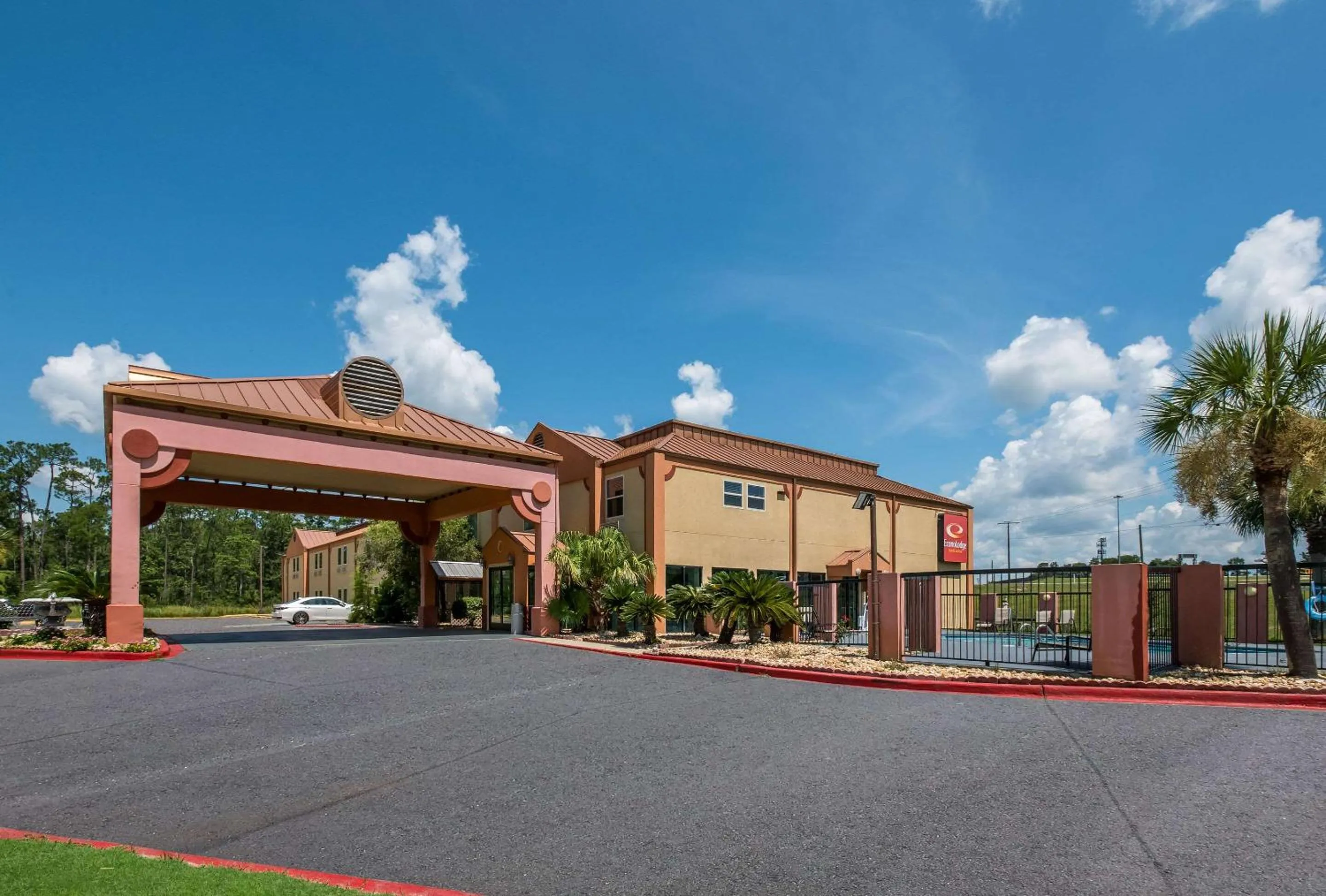 Property building in Econo Lodge Inn & Suites Diamondhead