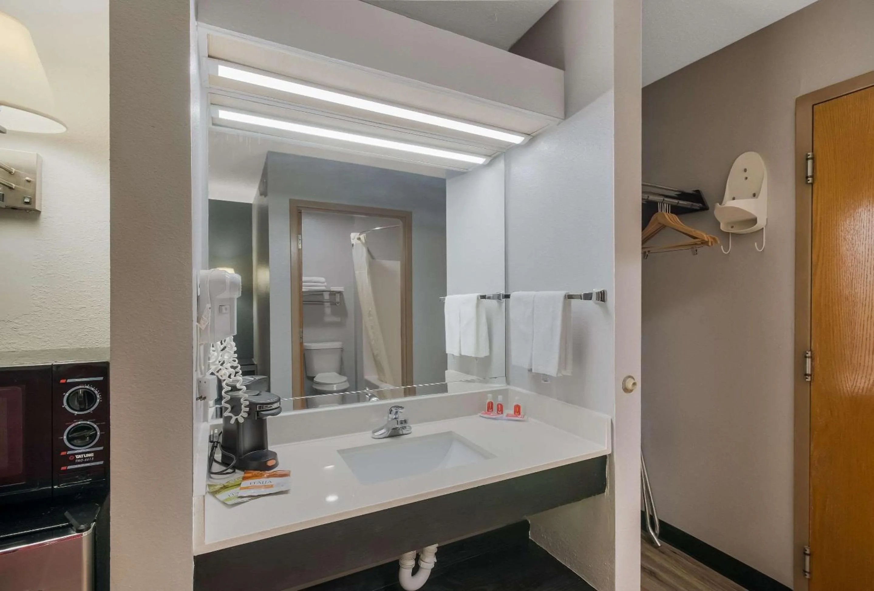 Bedroom in Econo Lodge Inn & Suites Diamondhead