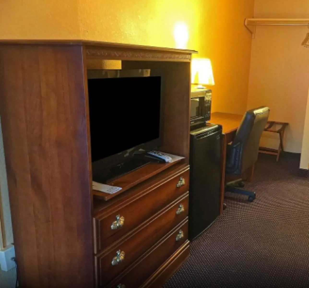 TV and multimedia in Americas Best Value Inn Pottstown