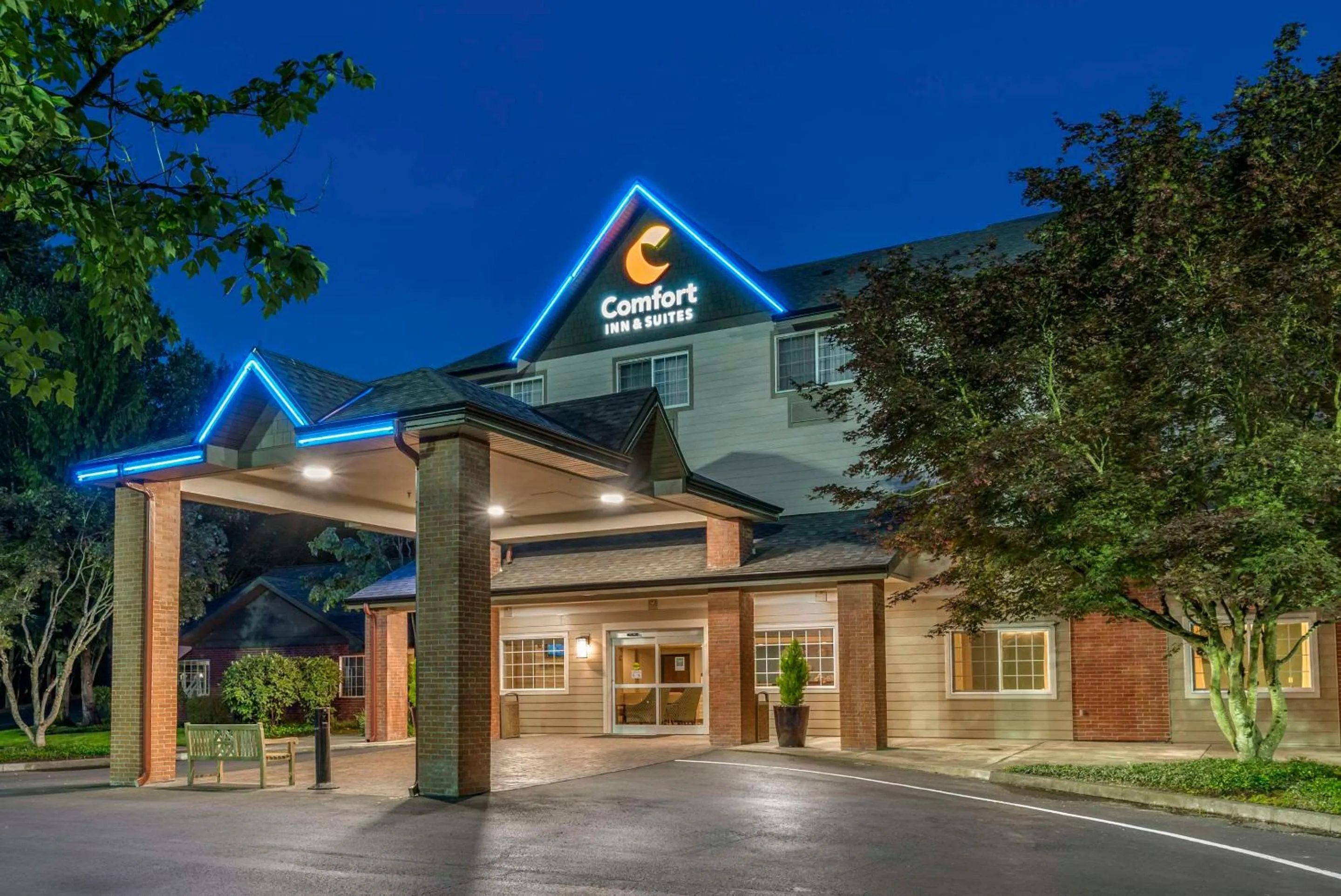 Property building in Comfort Inn & Suites Tualatin - Lake Oswego South