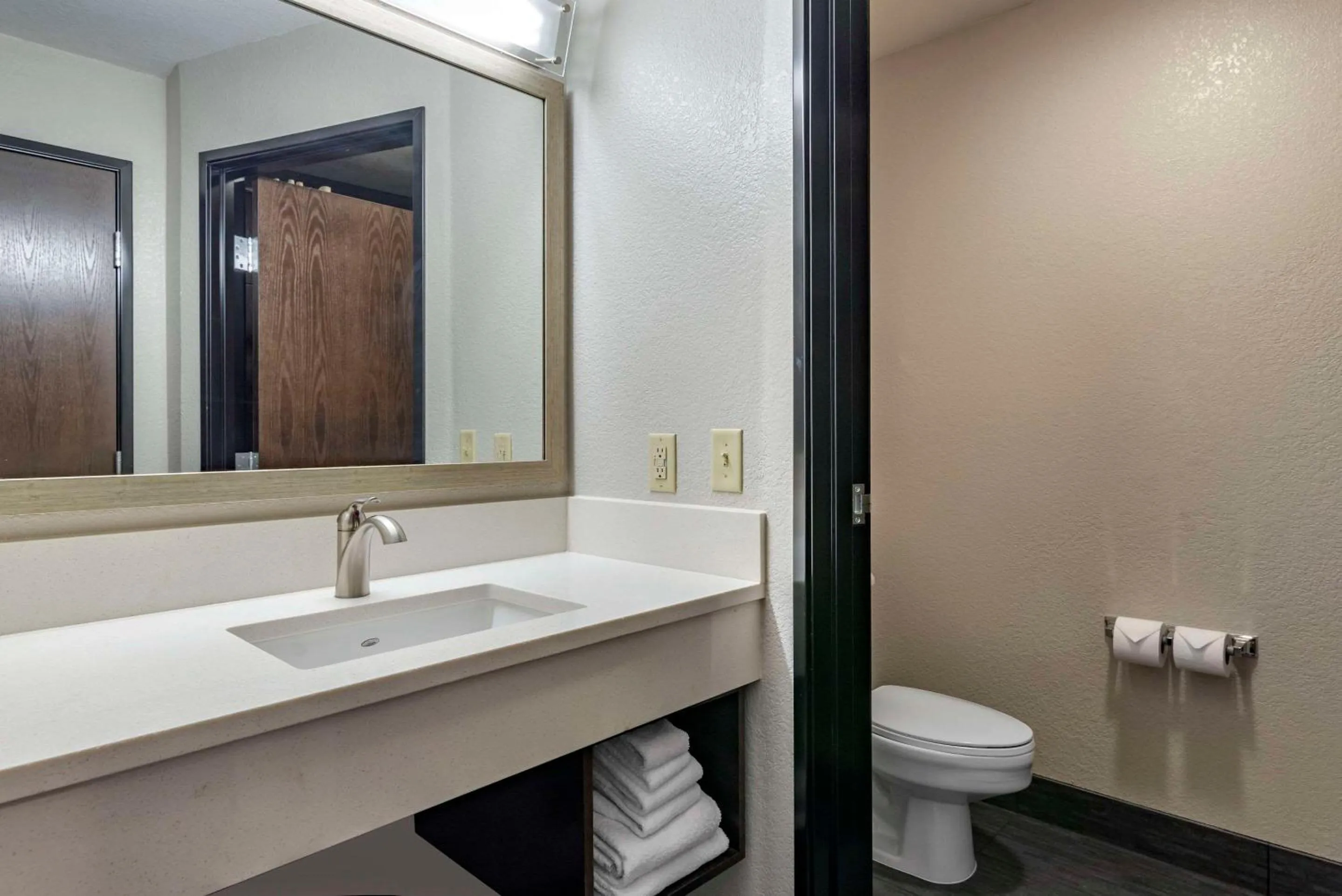 Bedroom in Comfort Inn & Suites Tualatin - Lake Oswego South