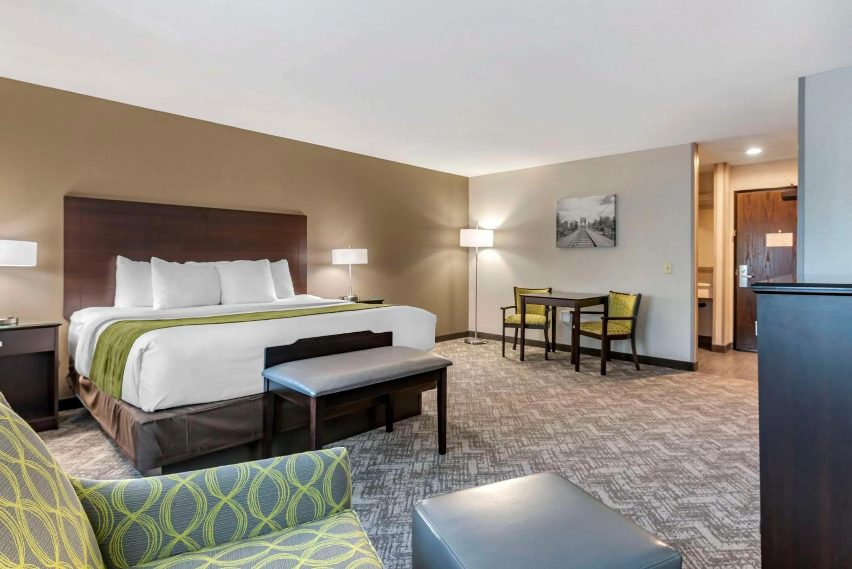 Bedroom, Bed in Comfort Inn & Suites Tualatin - Lake Oswego South