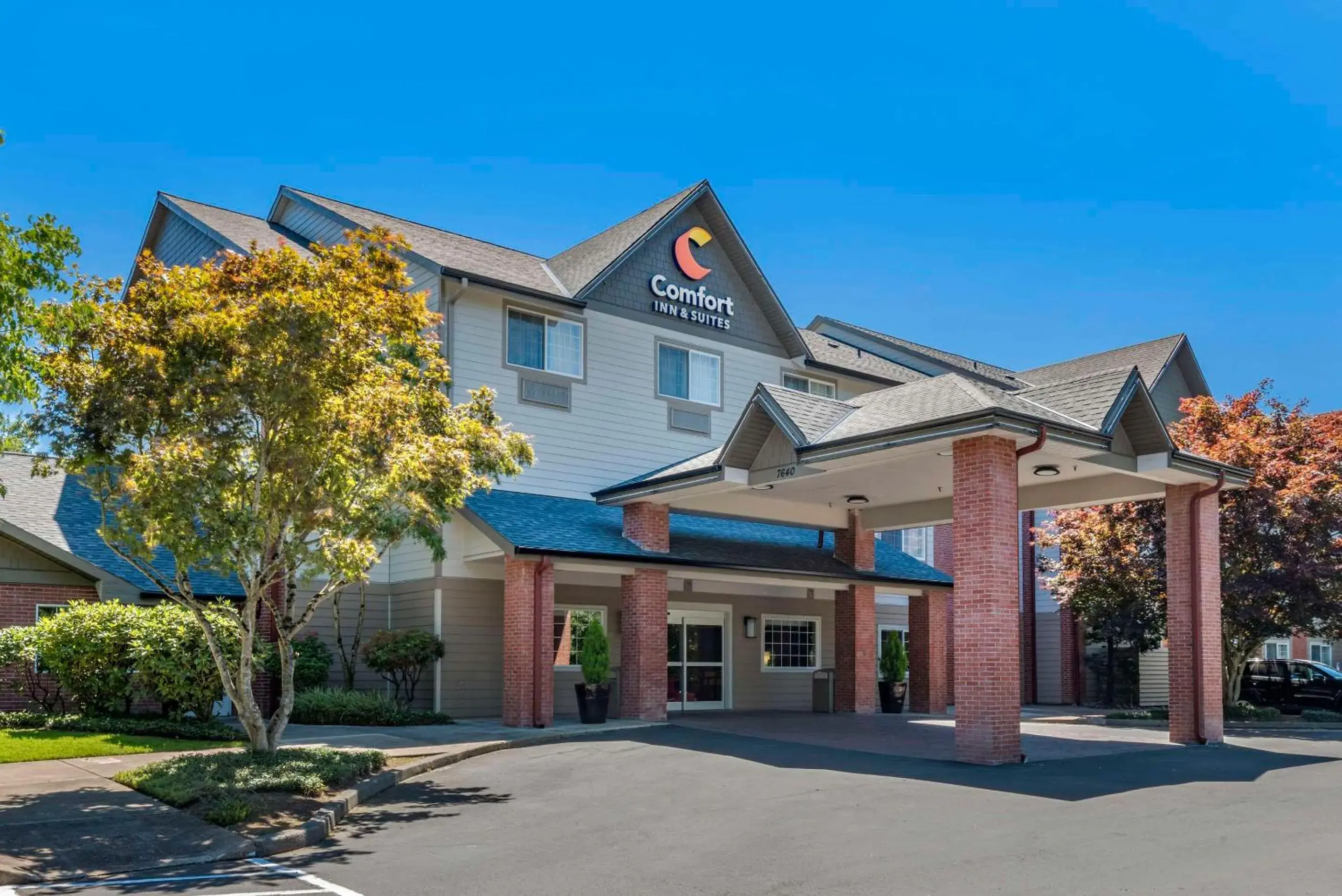 Property building in Comfort Inn & Suites Tualatin - Lake Oswego South Property building in Comfort Inn & Suites Tualatin - Lake Oswego South