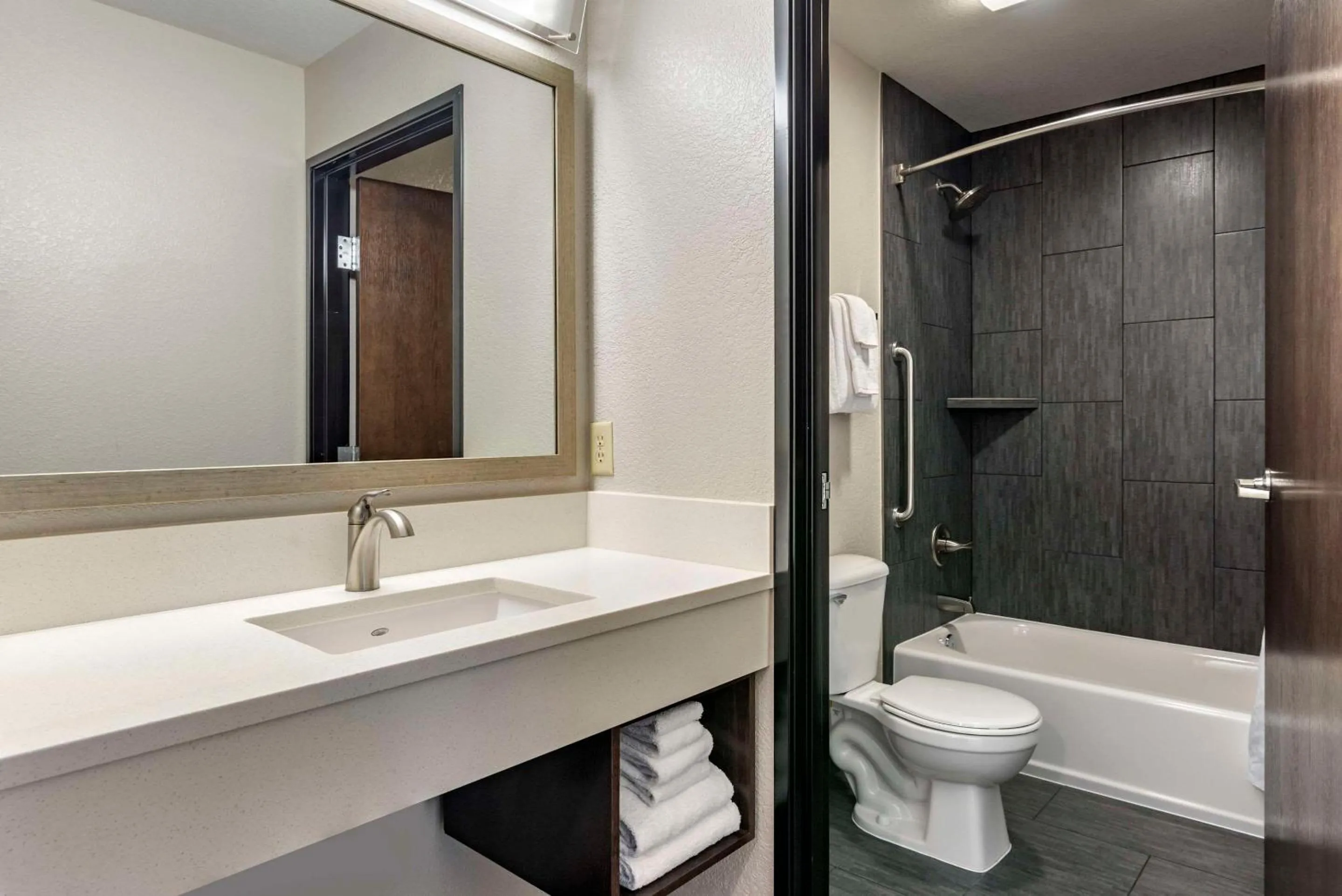 Bedroom in Comfort Inn & Suites Tualatin - Lake Oswego South
