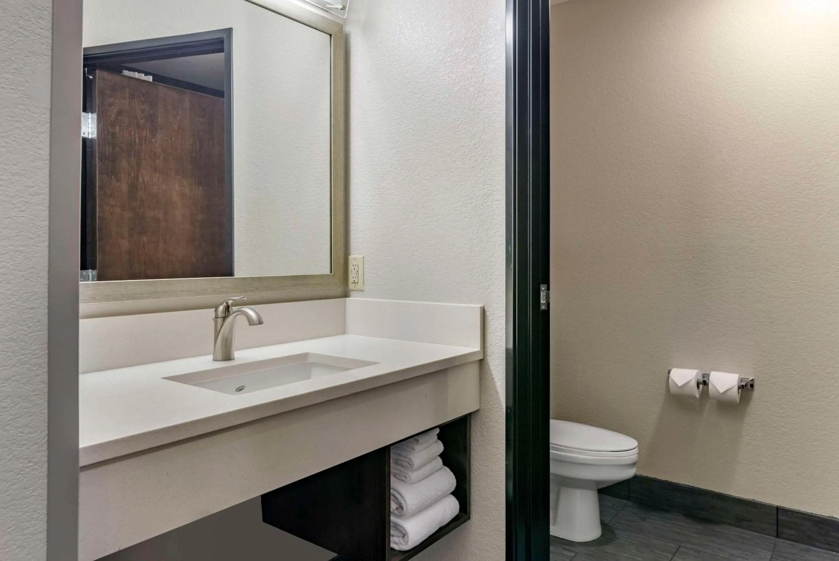 Bedroom in Comfort Inn & Suites Tualatin - Lake Oswego South