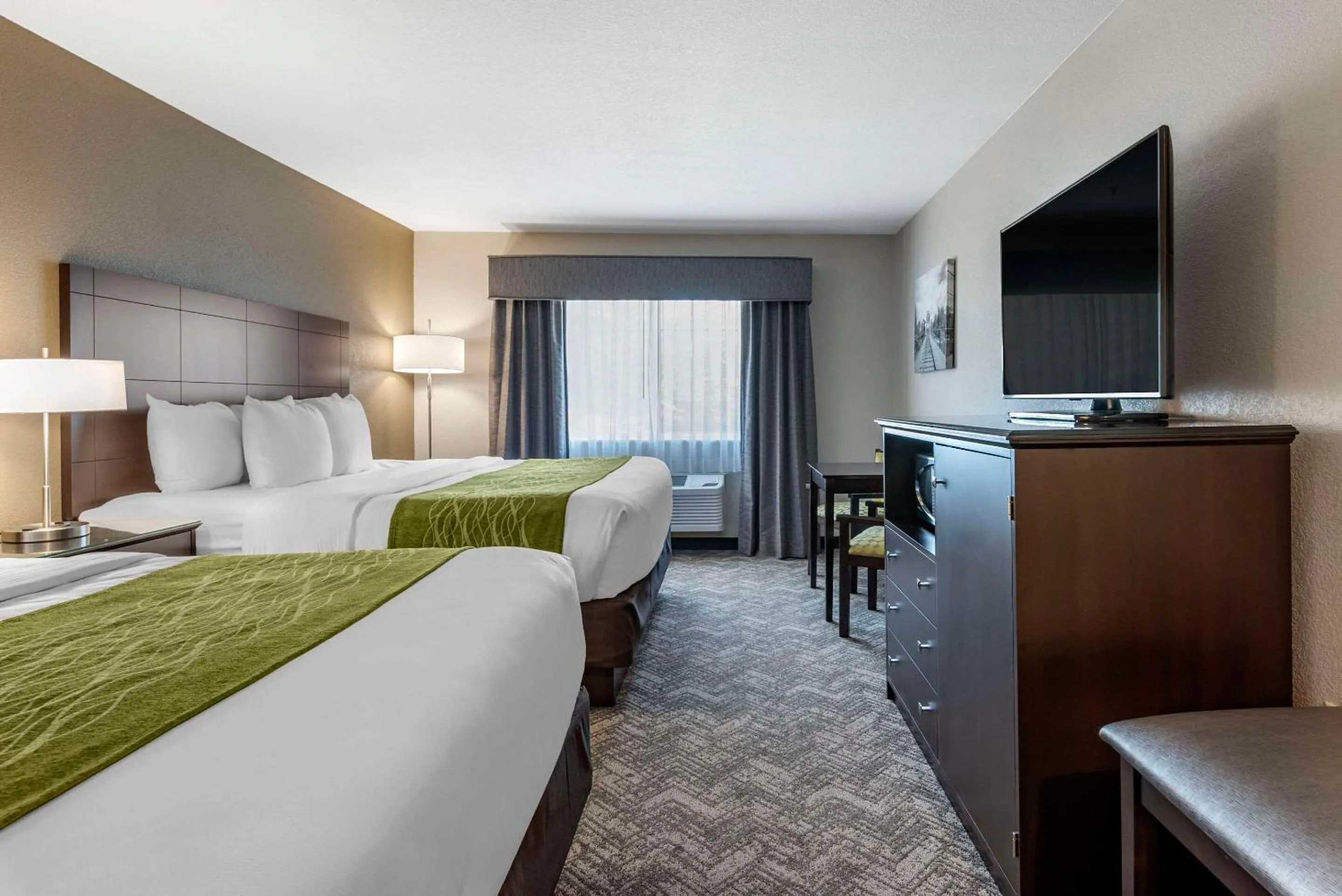 Bedroom, Bed in Comfort Inn & Suites Tualatin - Lake Oswego South