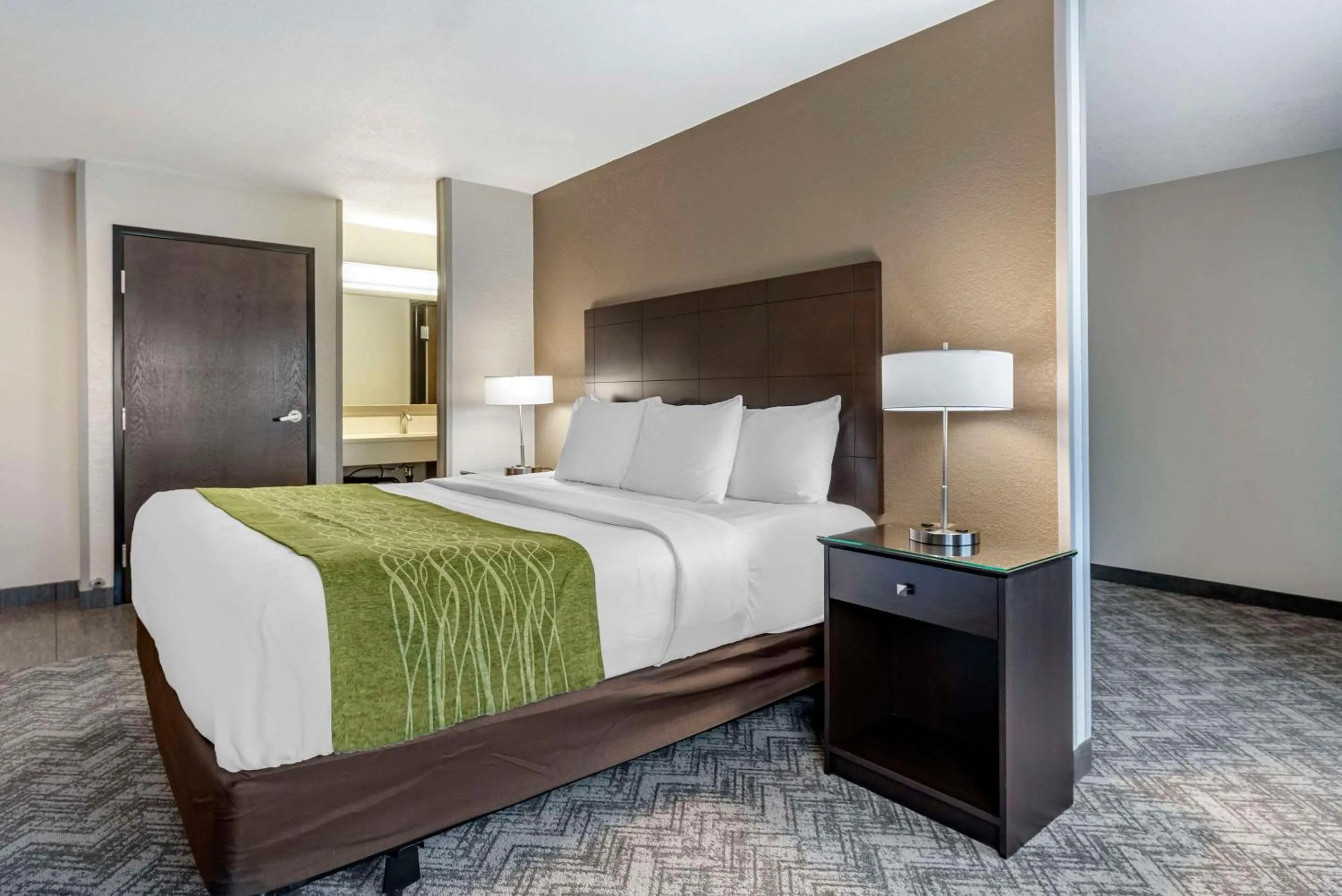 Bedroom, Bed in Comfort Inn & Suites Tualatin - Lake Oswego South