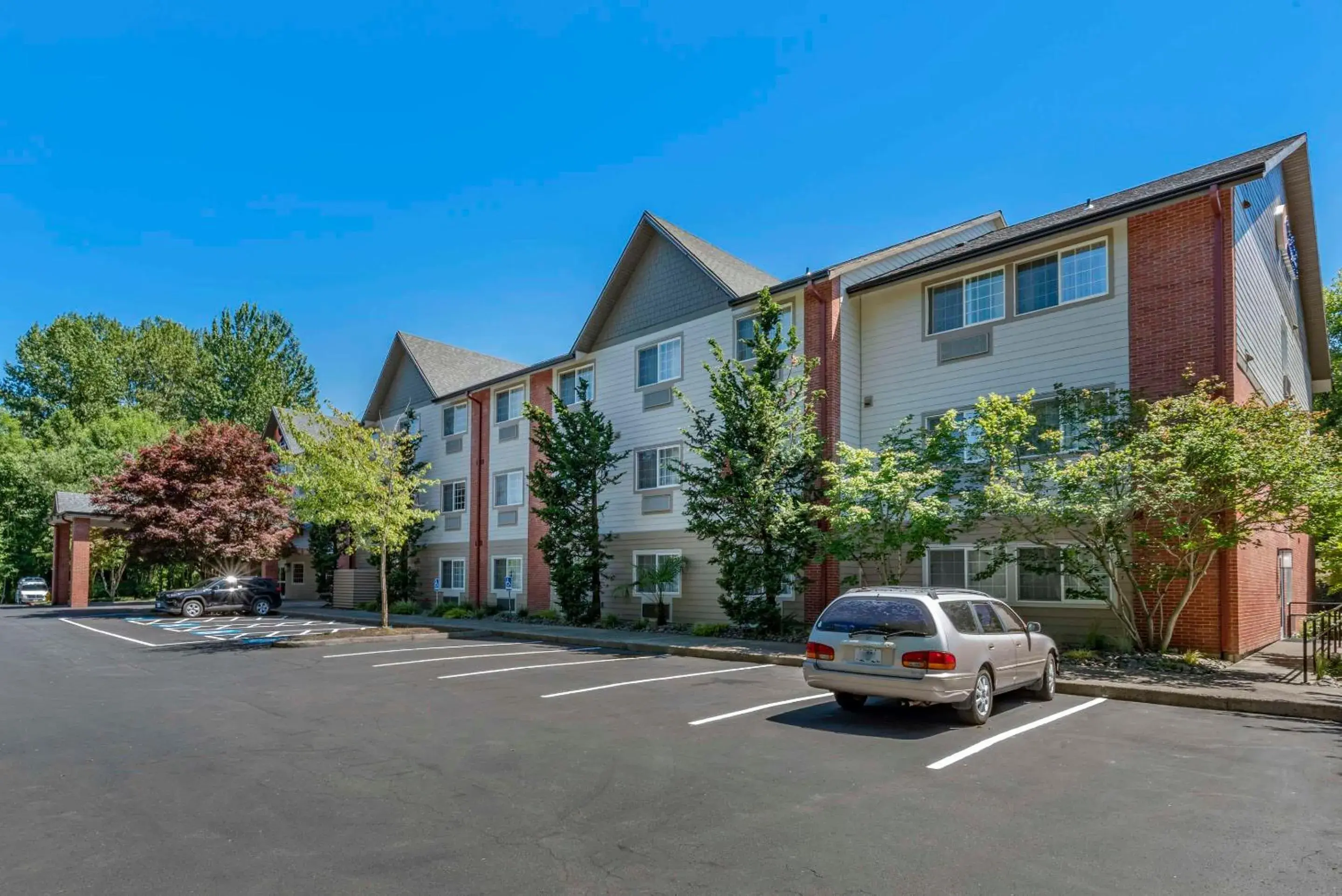 Property building in Comfort Inn & Suites Tualatin - Lake Oswego South Property building in Comfort Inn & Suites Tualatin - Lake Oswego South