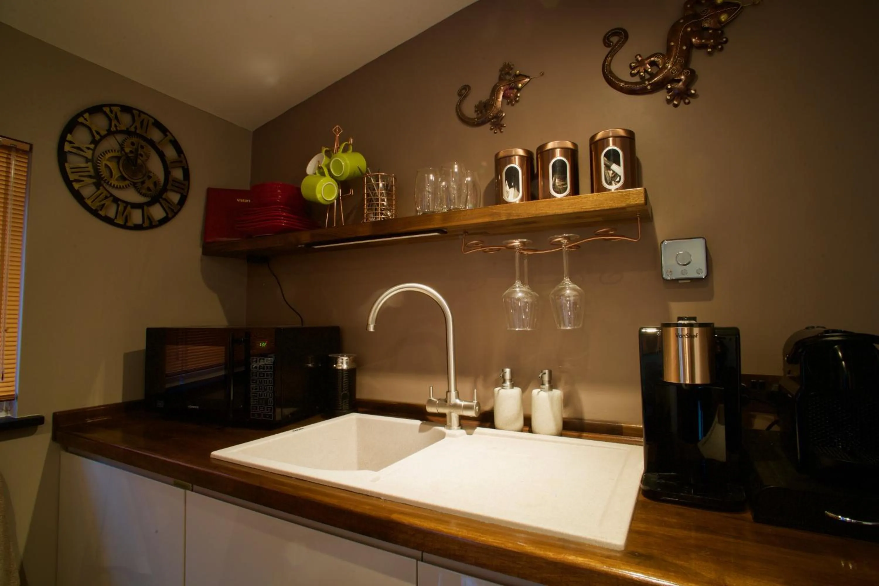 Coffee/tea facilities in Luxurious Rural Cabin with Hot Tub