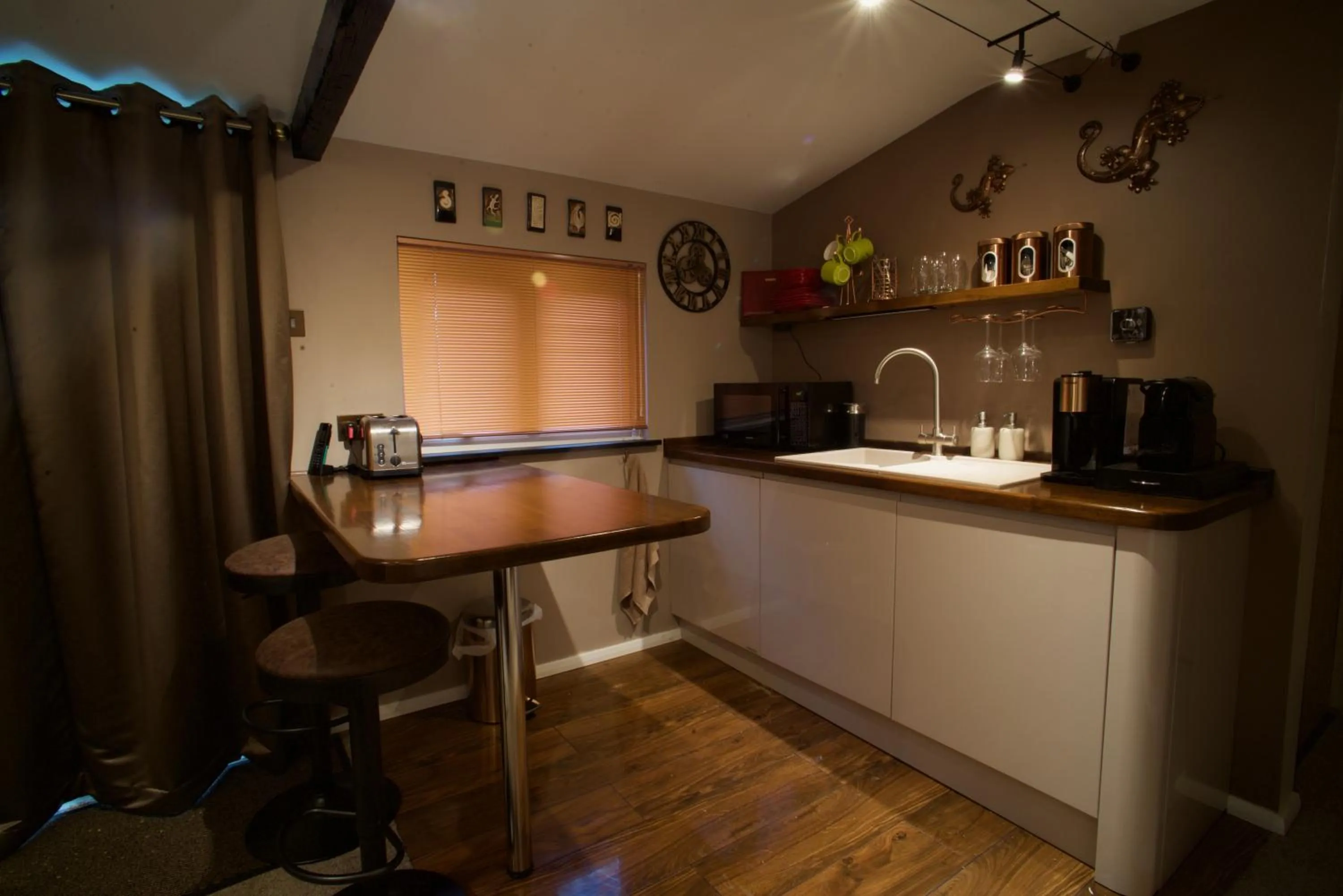 Coffee/tea facilities in Luxurious Rural Cabin with Hot Tub