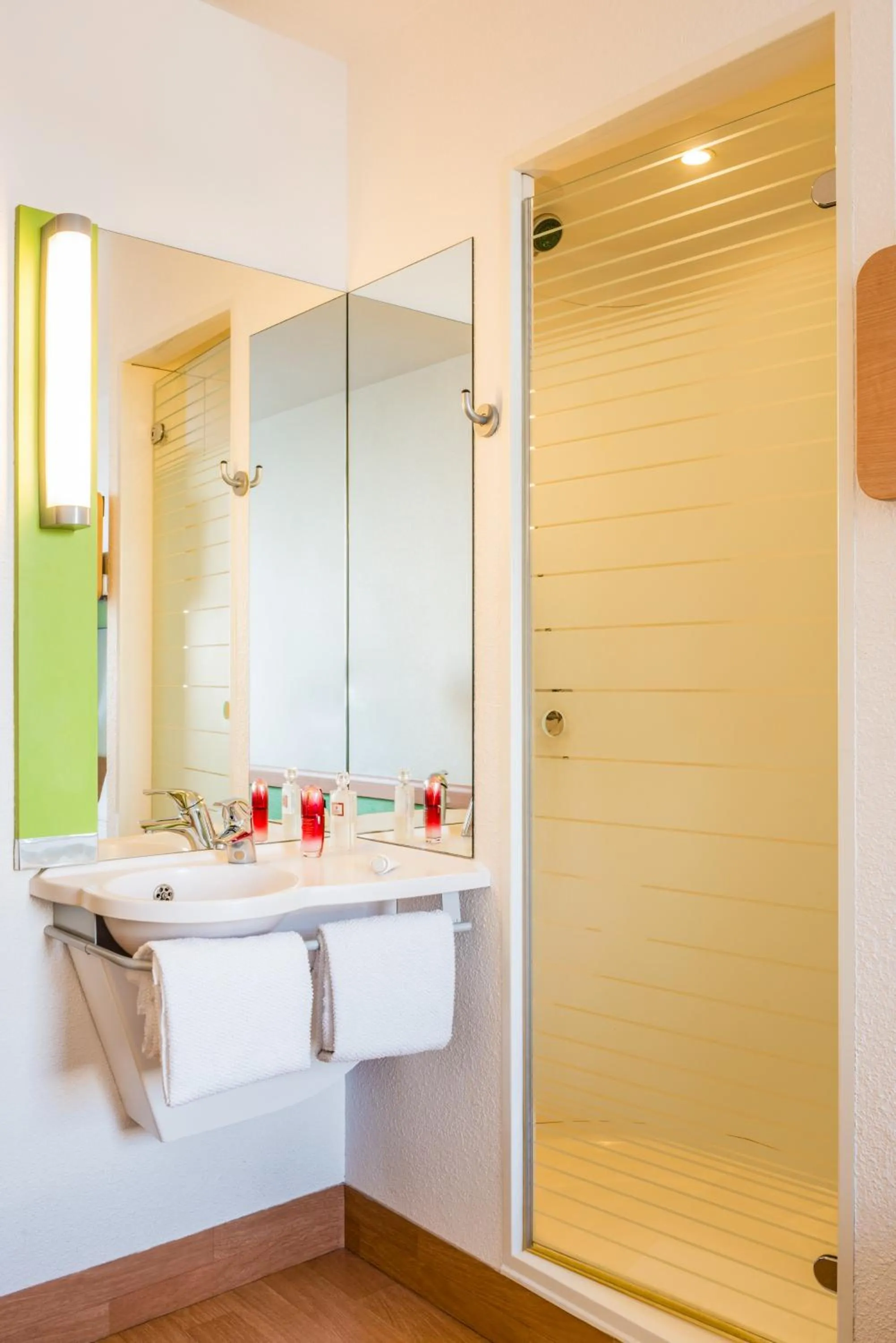 Bathroom in ibis budget Concarneau