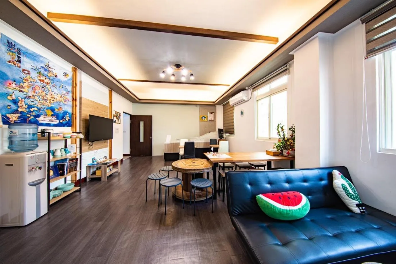 Communal lounge/ TV room in D.C. Inn