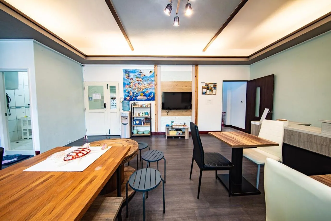 Communal lounge/ TV room in D.C. Inn