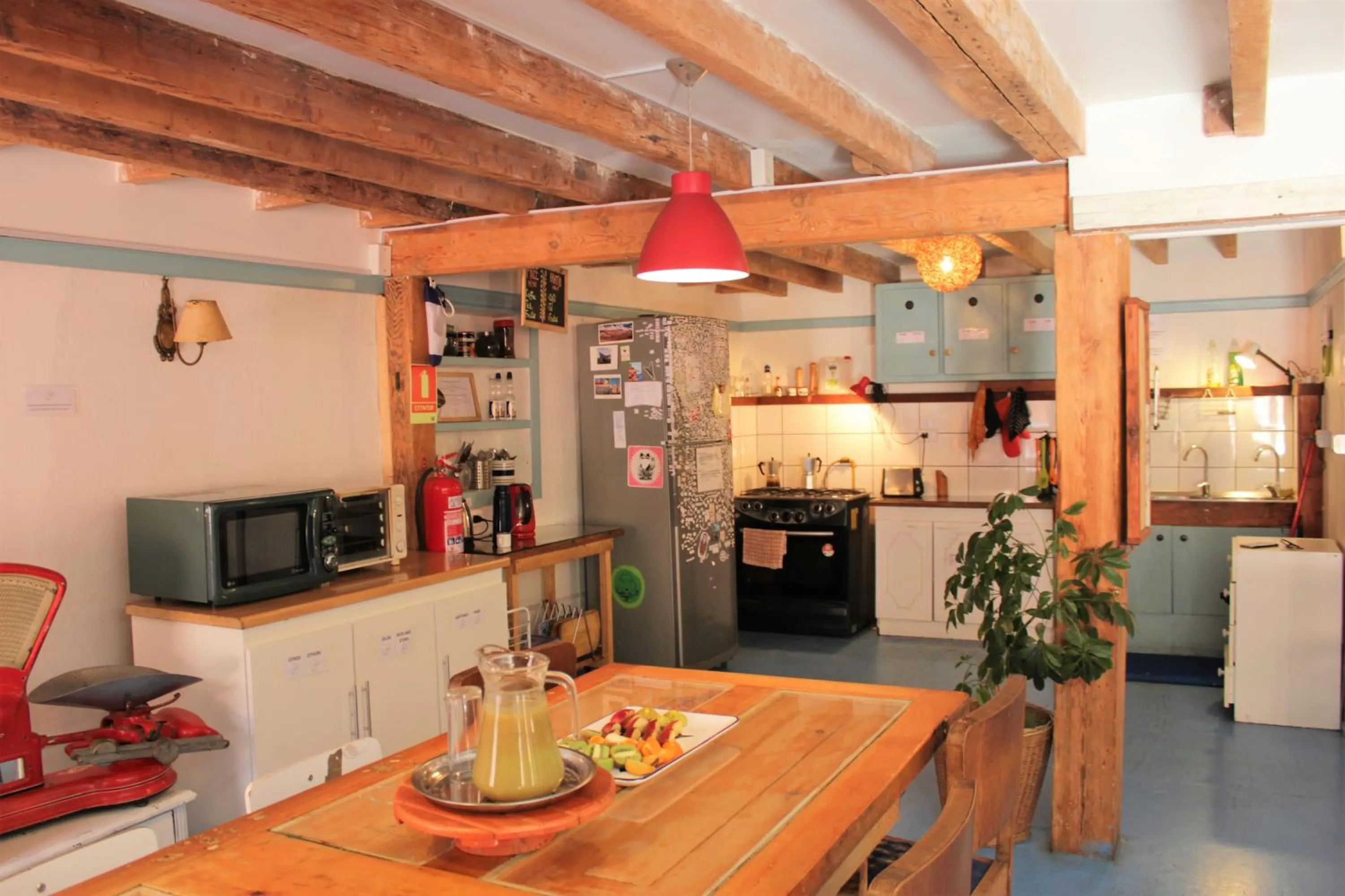 Communal kitchen in Casa Volante Hostal