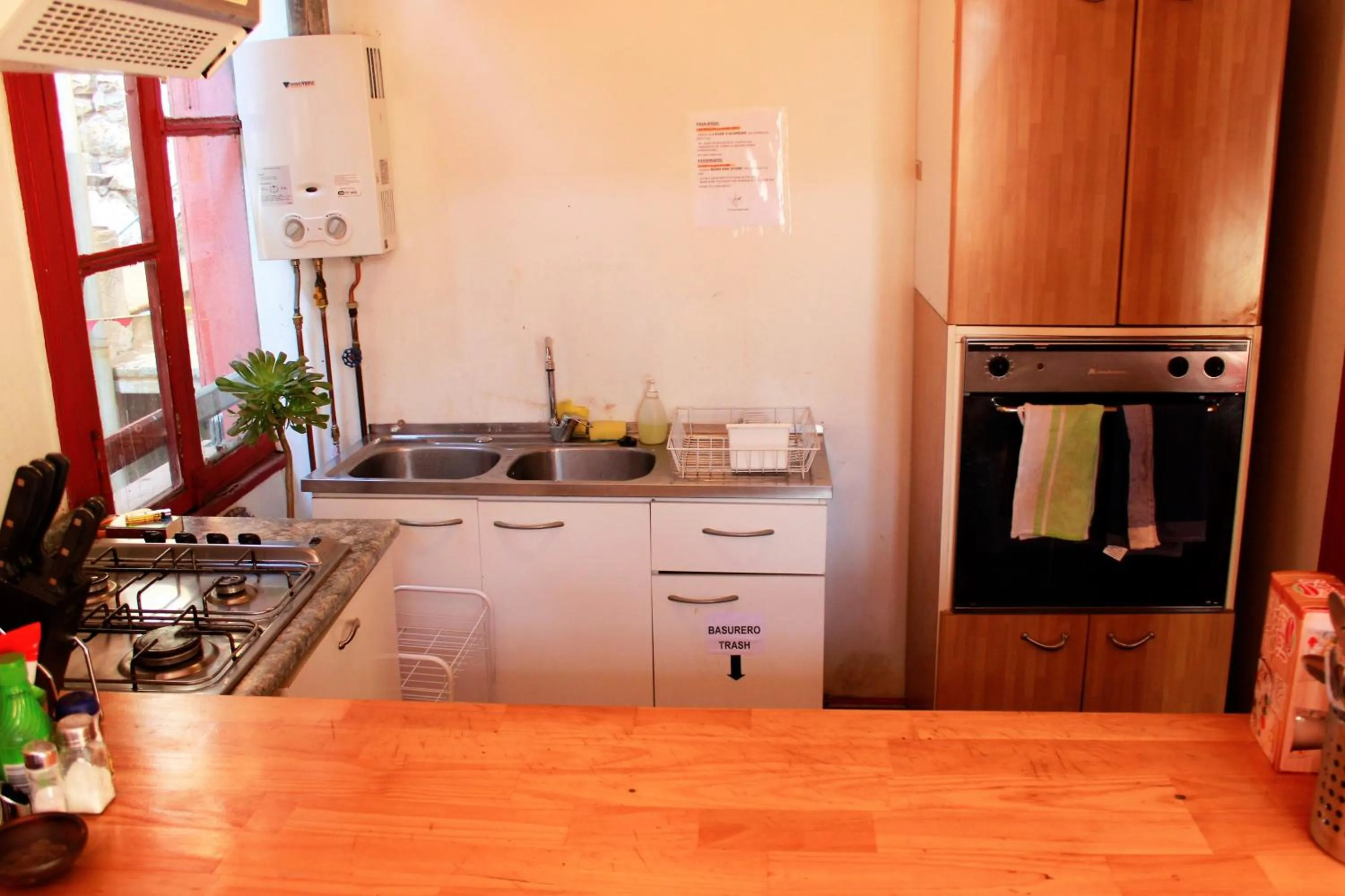 Communal kitchen in Casa Volante Hostal