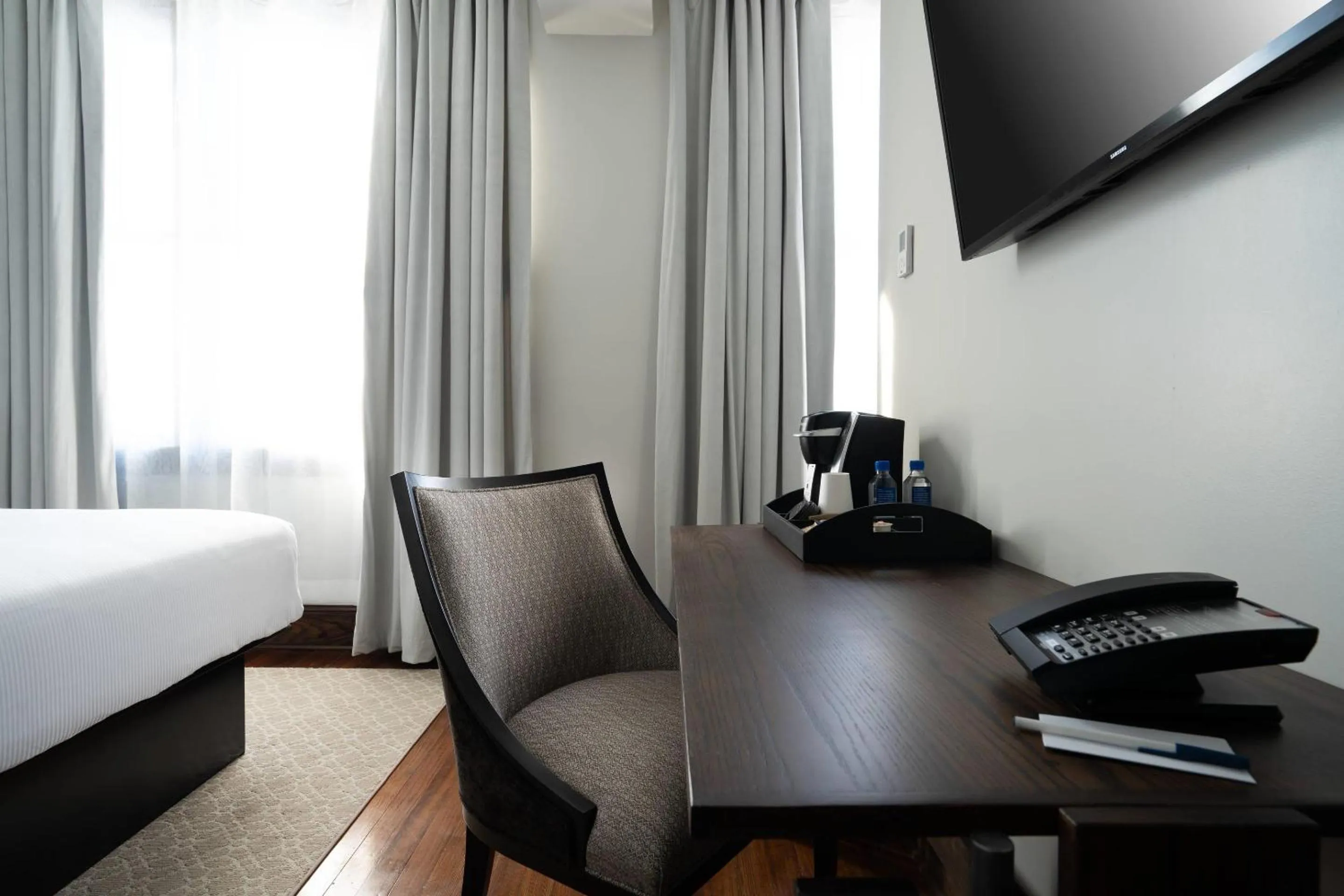 Bedroom in The Esquire Hotel Downtown Gastonia, an Ascend Collection Hotel