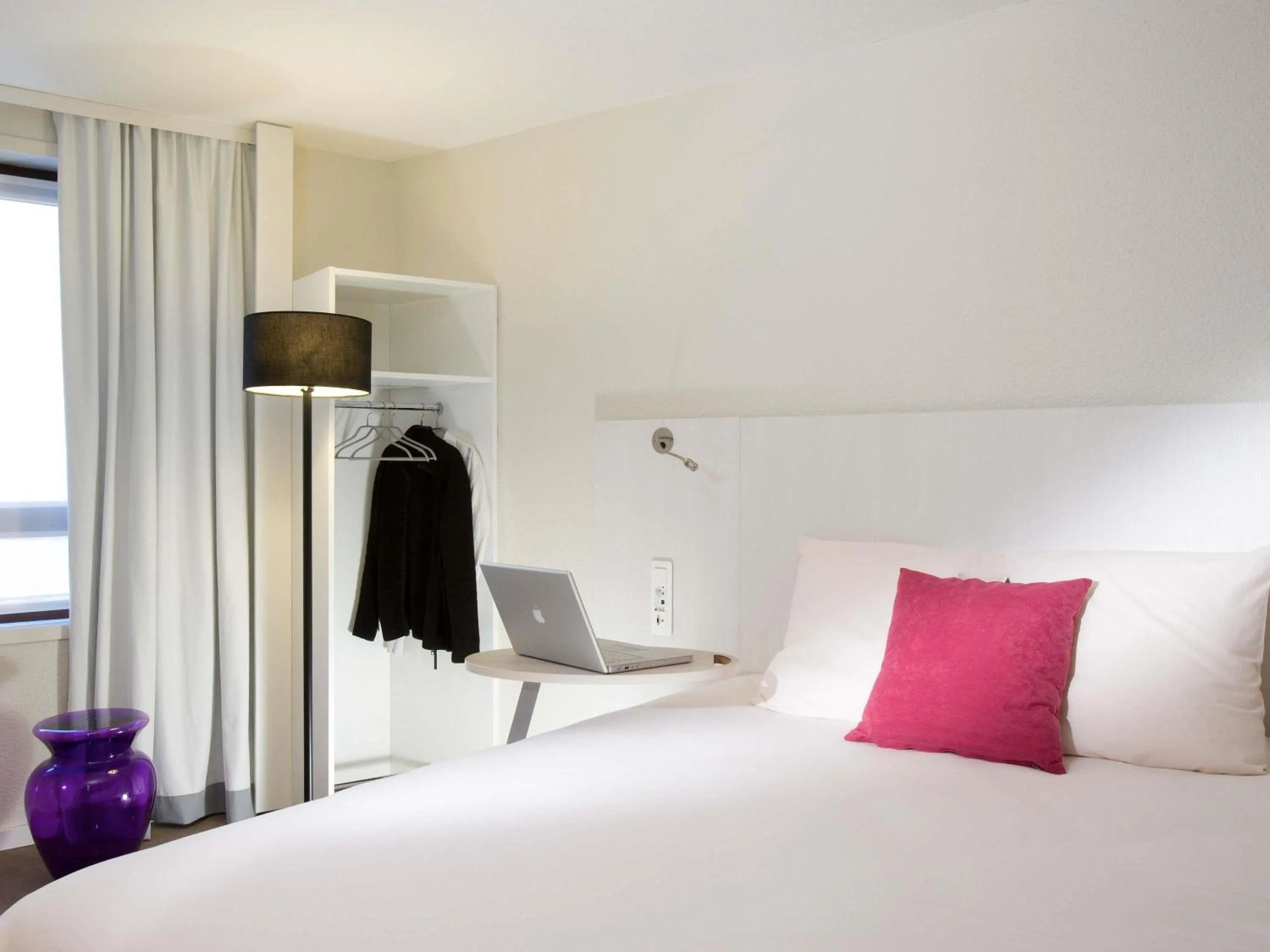 Bedroom, Bed in ibis Styles Lille Centre Gare Beffroi