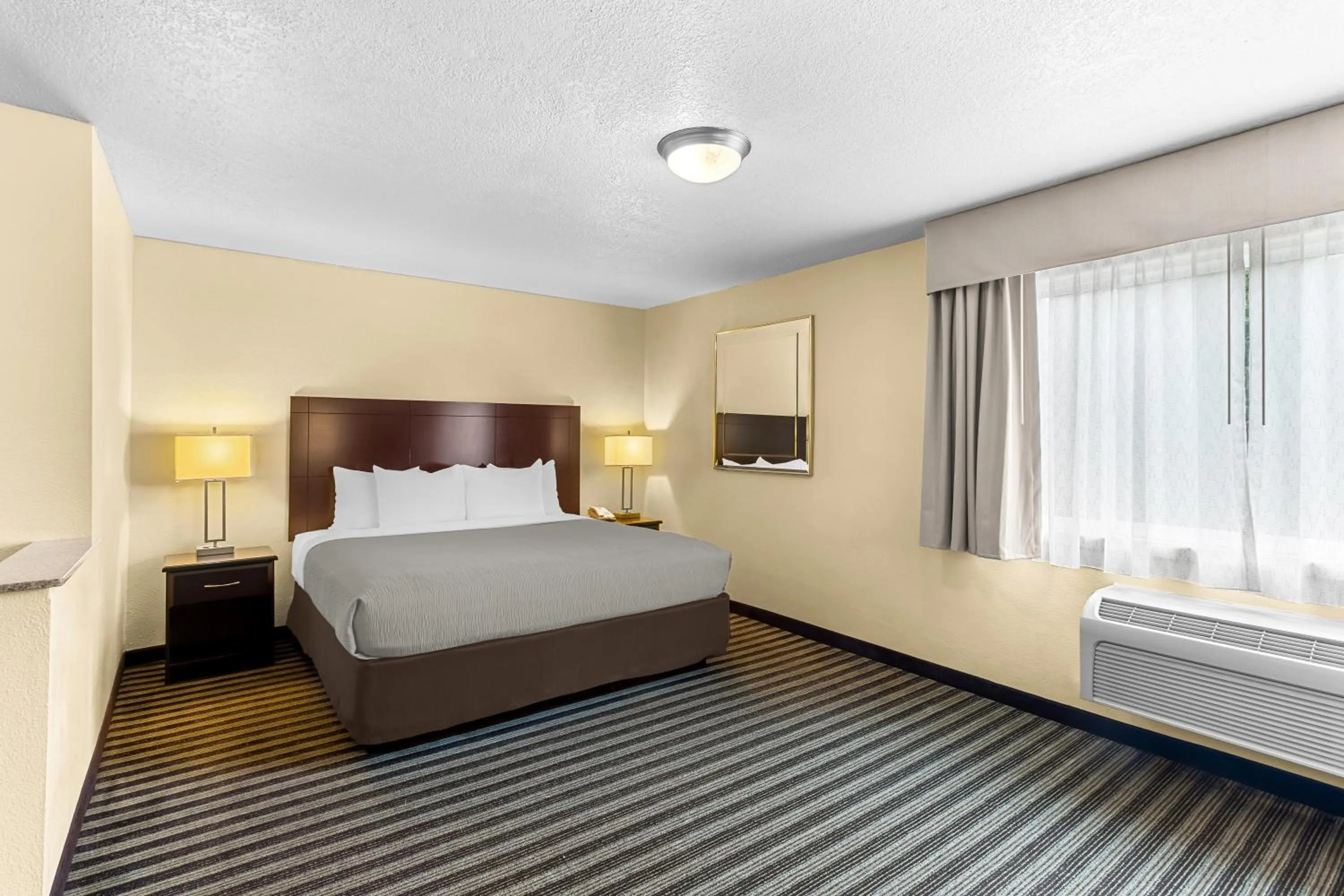 Bed in Quality Inn & Suites Vancouver - Hazel Dell