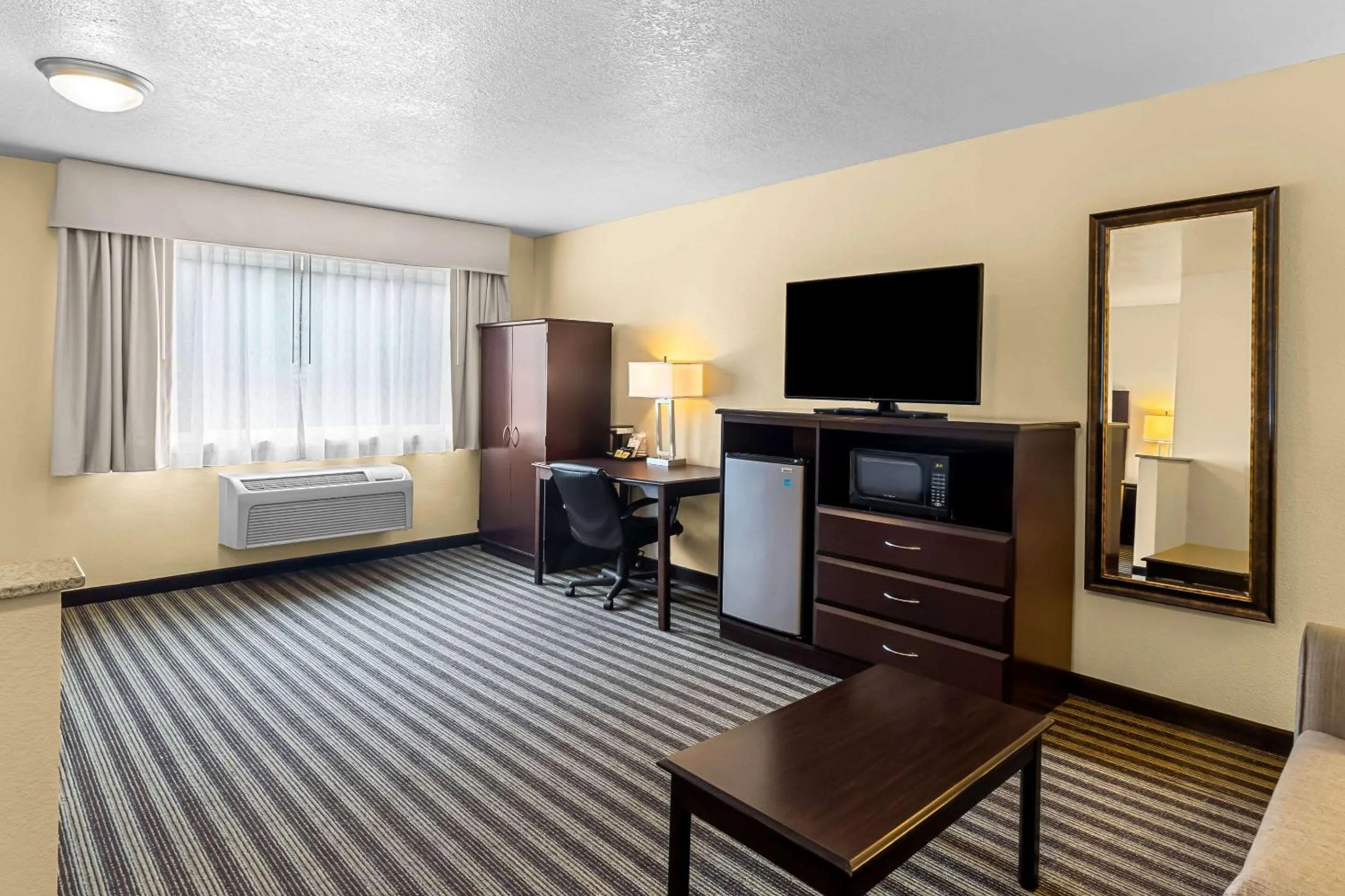 Bedroom, Bed in Quality Inn & Suites Vancouver - Hazel Dell