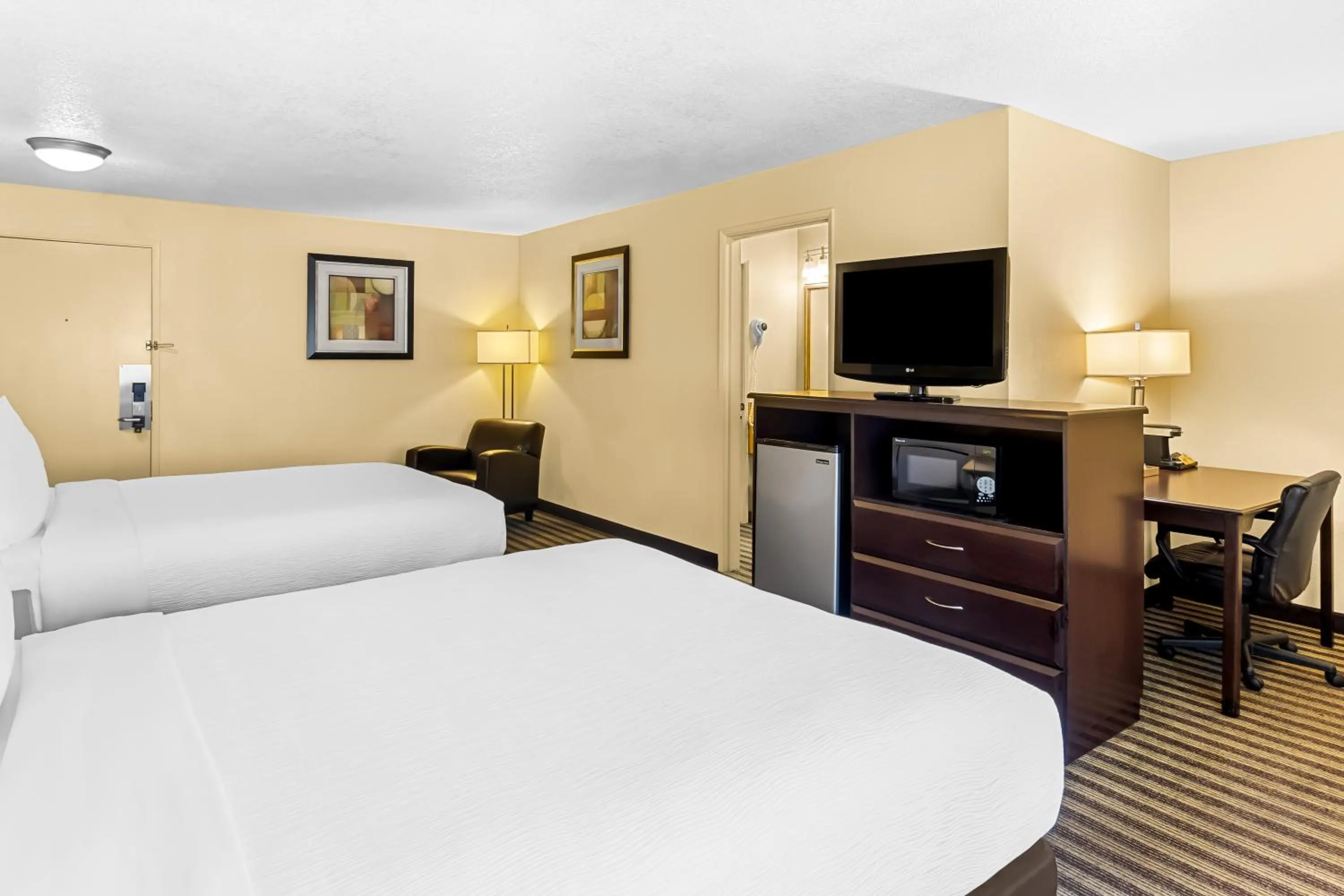 Photo of the whole room, Bed in Quality Inn & Suites Vancouver - Hazel Dell