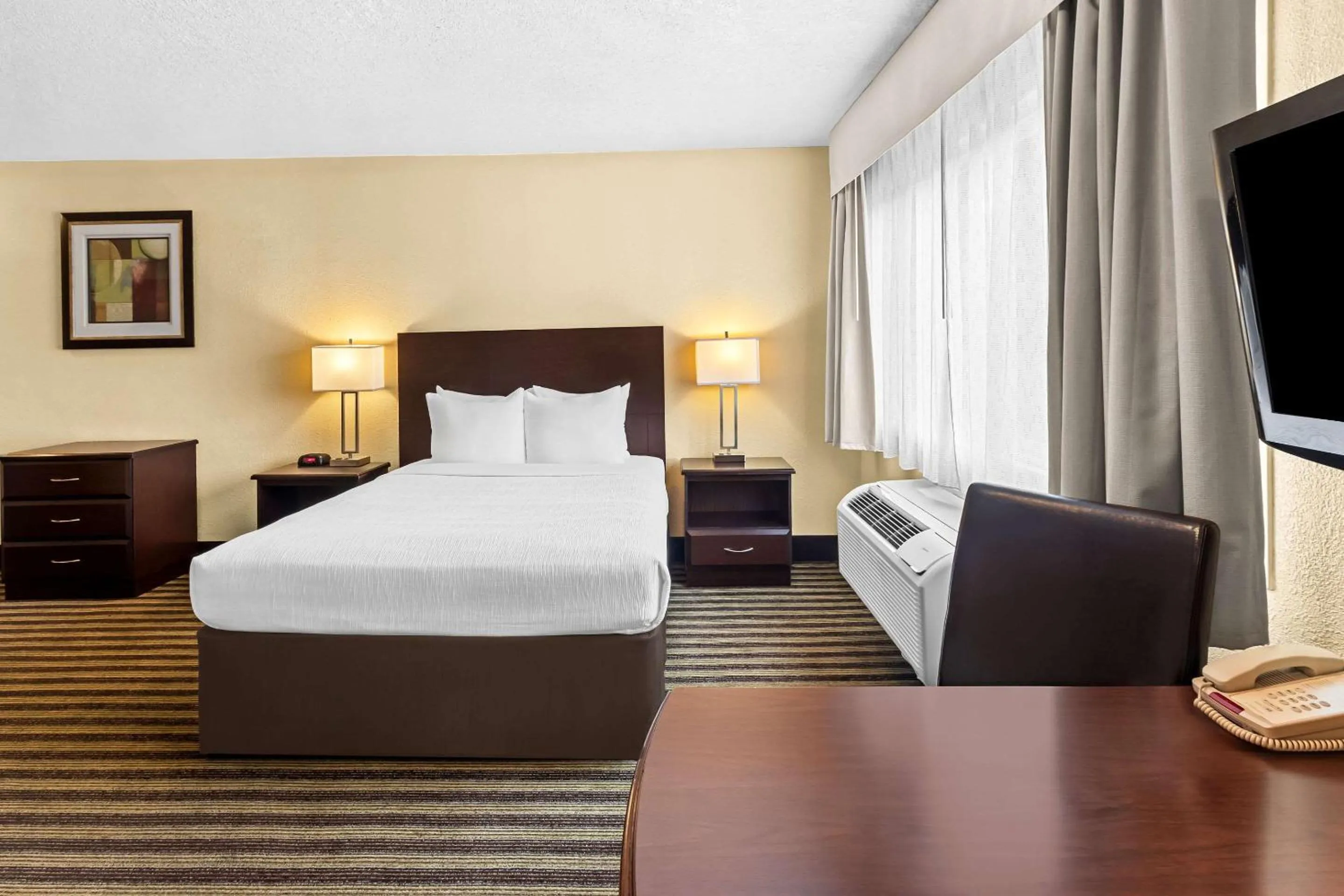 Bedroom, Bed in Quality Inn & Suites Vancouver - Hazel Dell