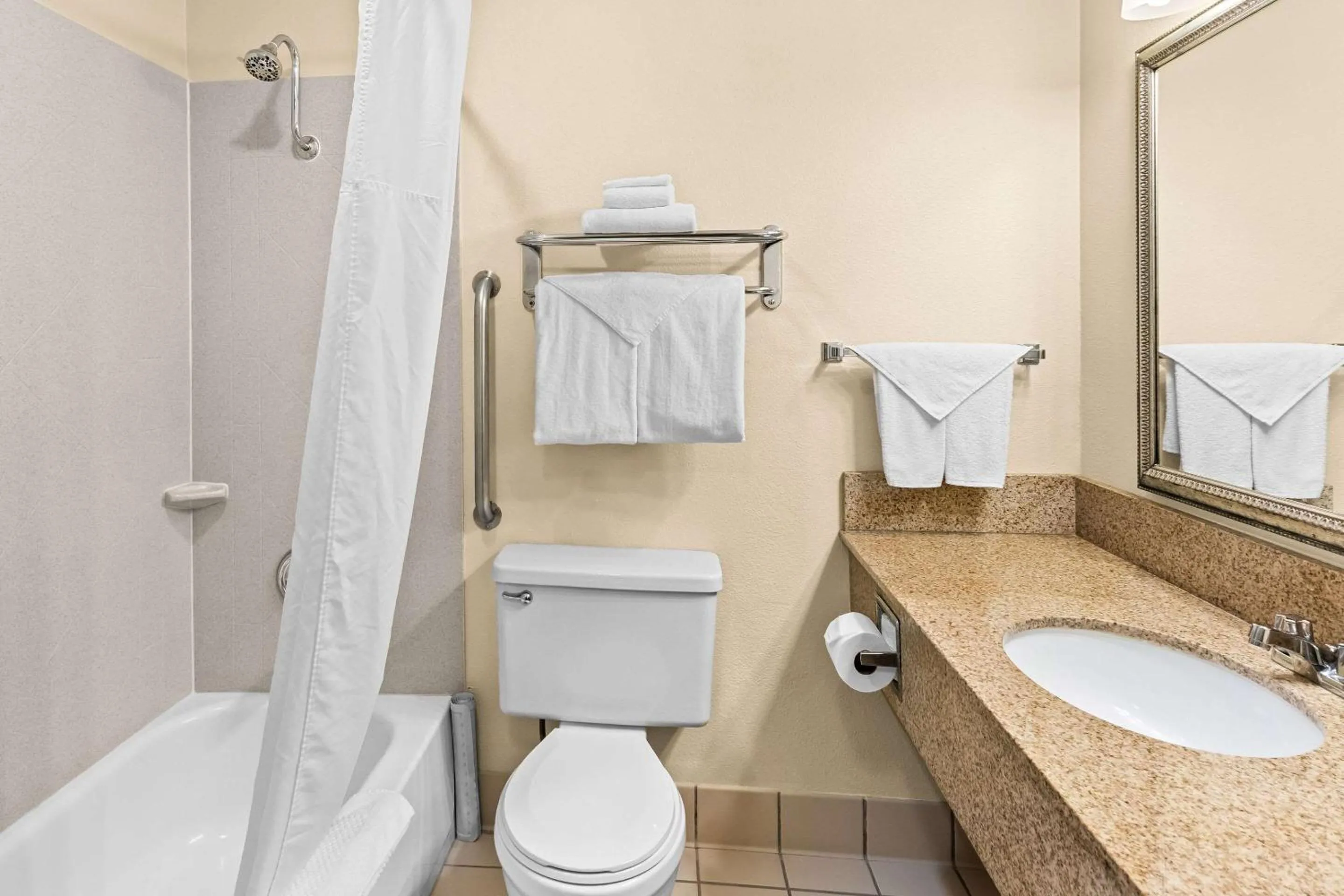 Bedroom in Quality Inn & Suites Vancouver - Hazel Dell